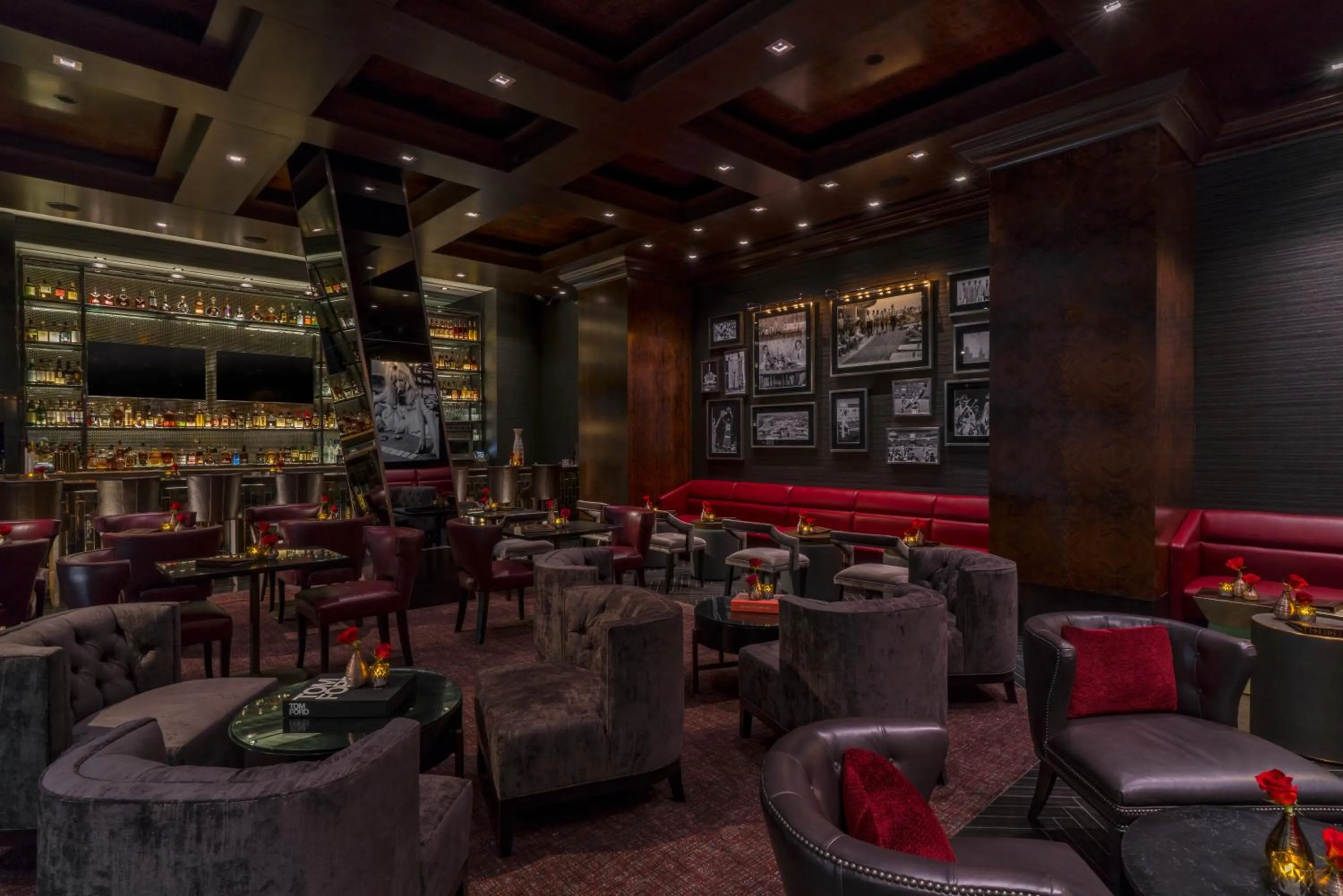 Lounge or bar in The Post Oak Hotel at Uptown Houston