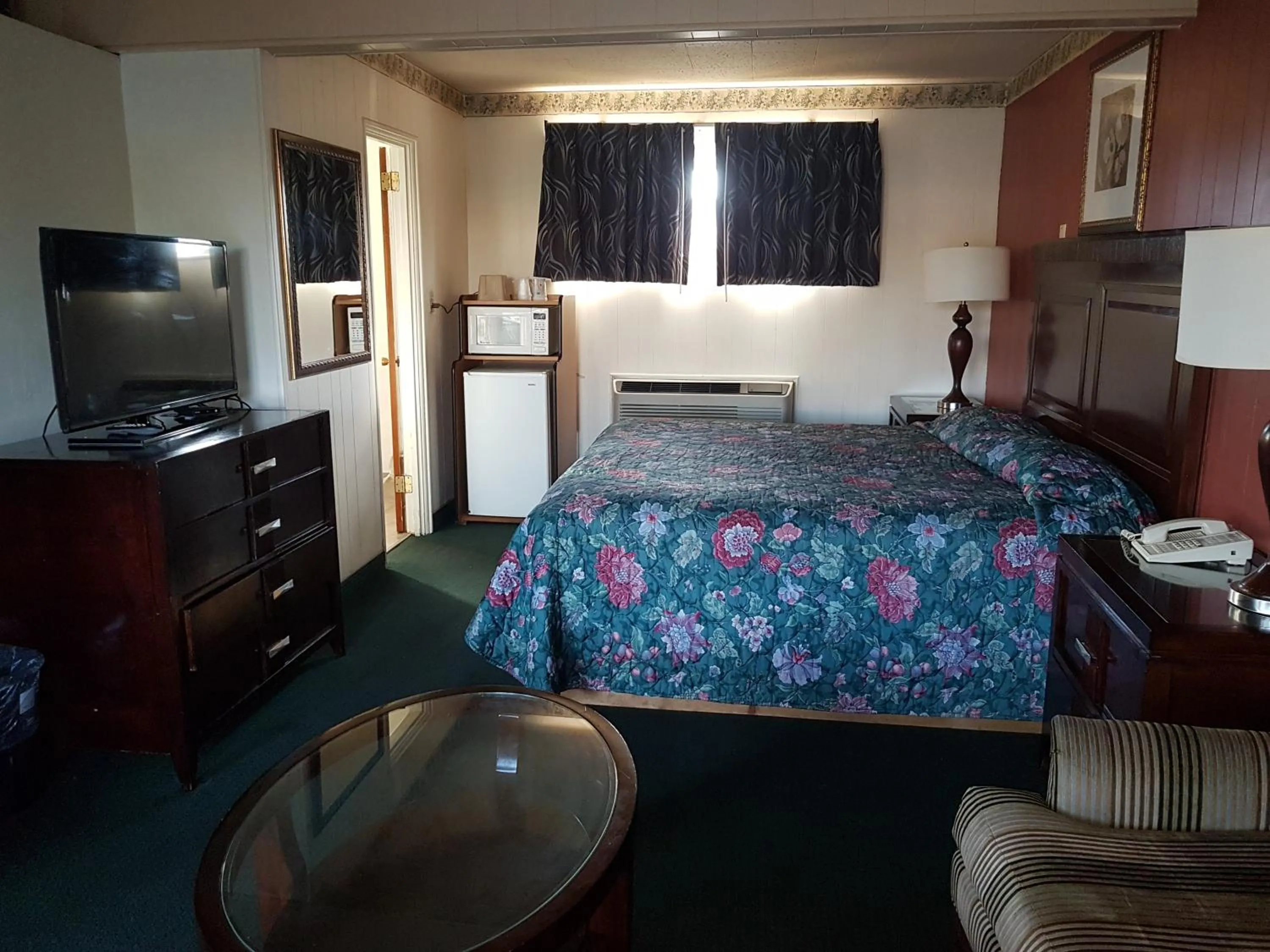 Bed in Townhouse Motel