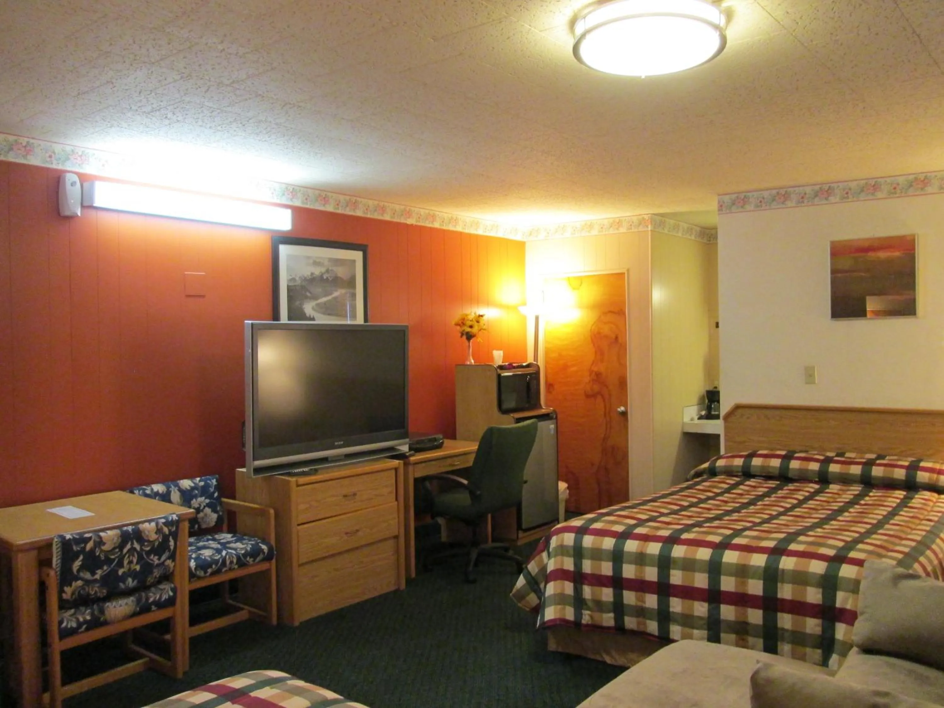 Bed in Townhouse Motel