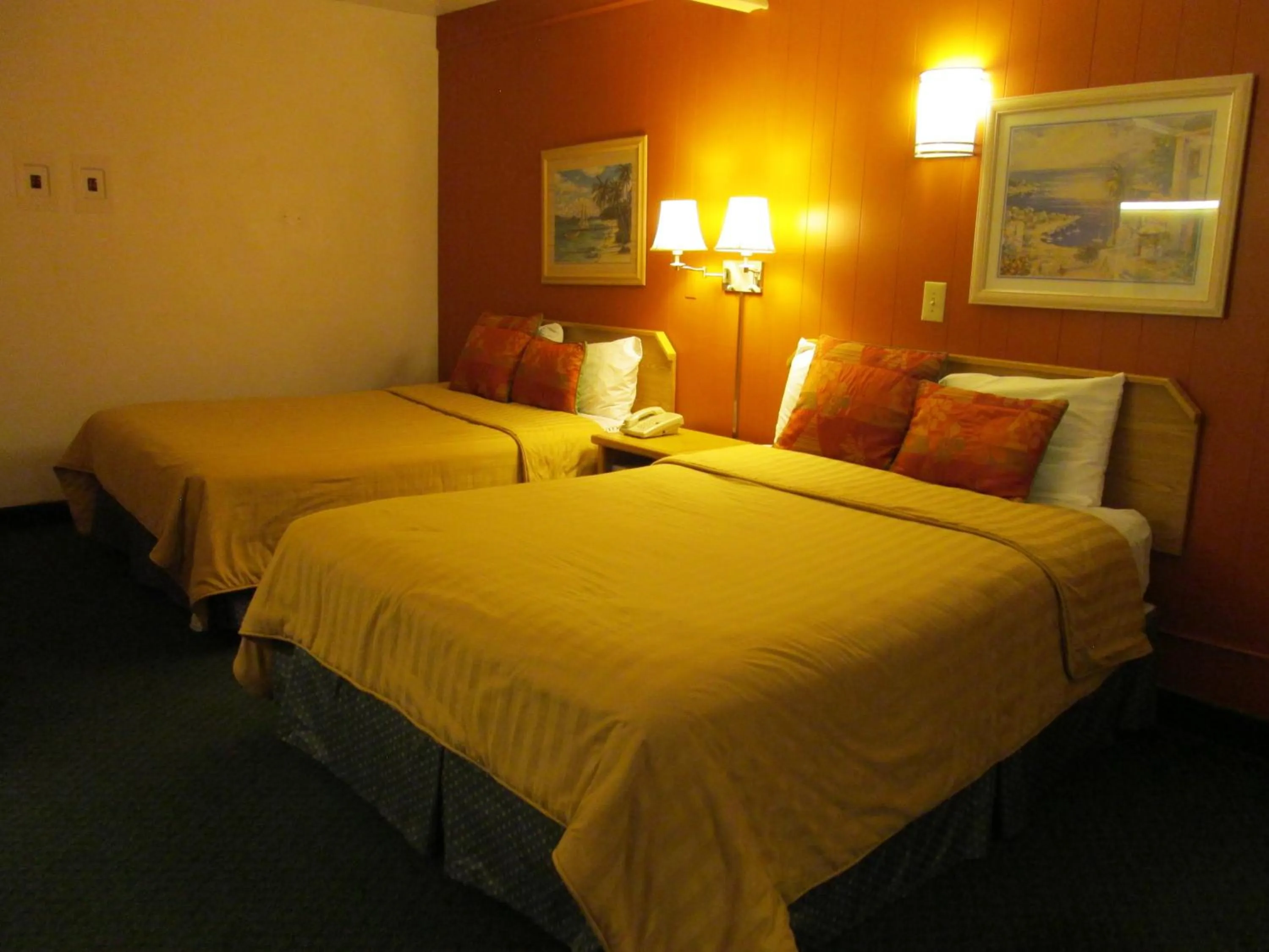 Bed in Townhouse Motel