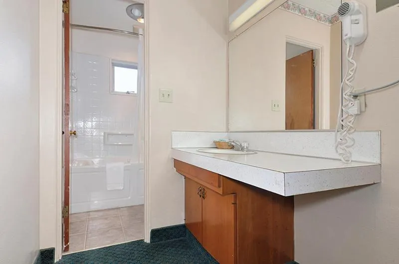 Bathroom in Townhouse Motel