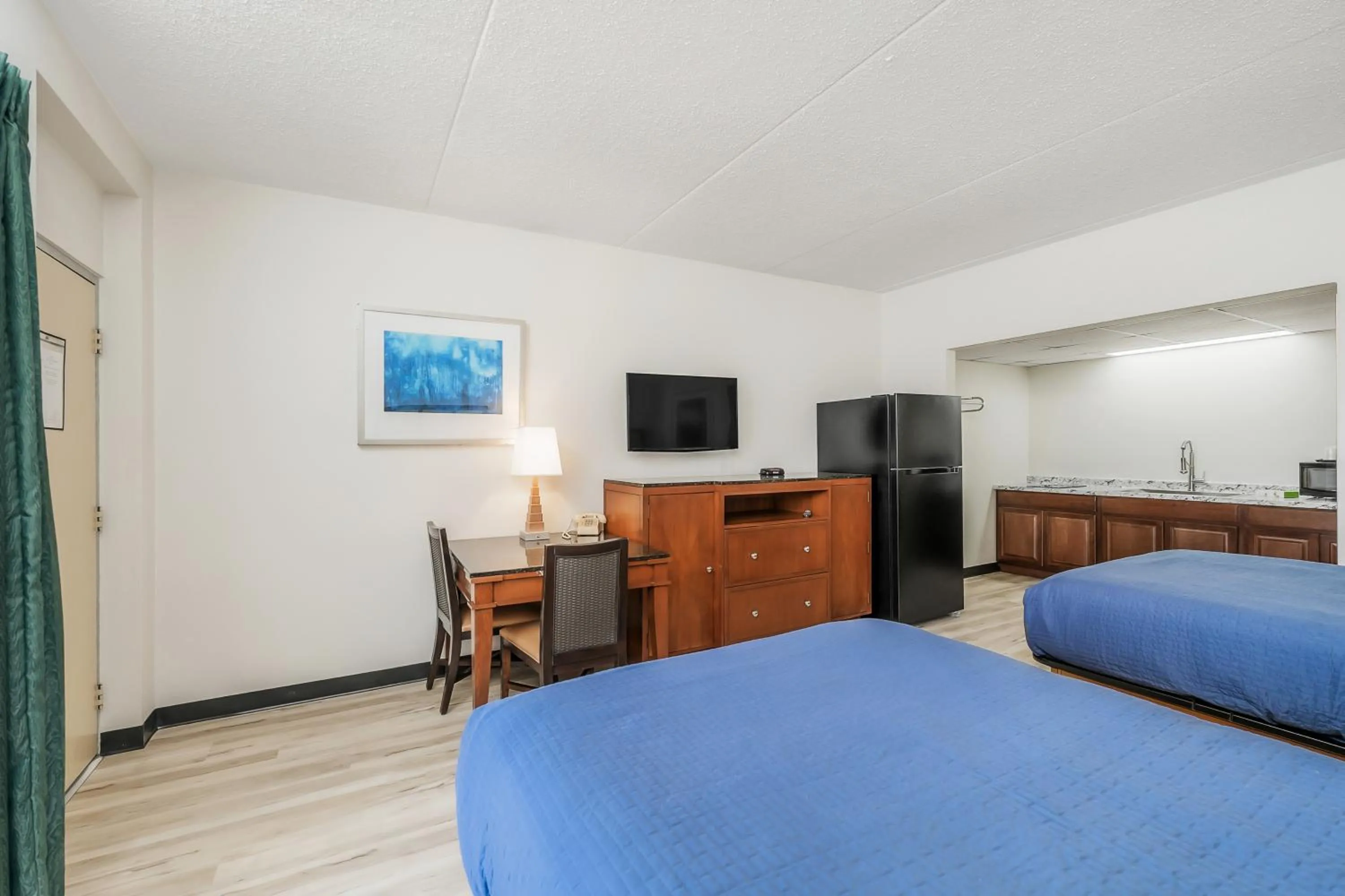 Communal lounge/ TV room, Bed in Extended Stay Suites Cookeville - Tennessee Tech