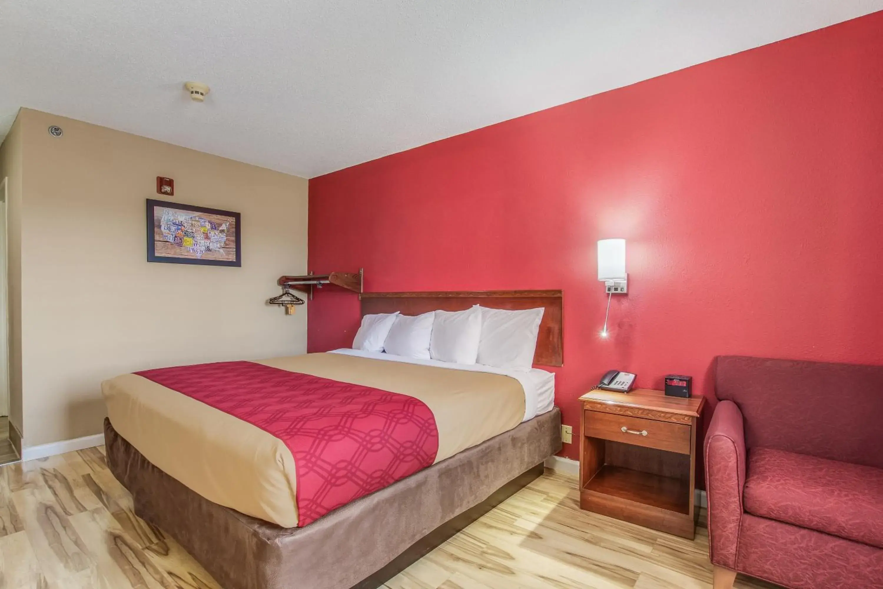 Queen Room - Non-Smoking in Econo Lodge Shelbyville Queen Room - Non-Smoking in Econo Lodge Shelbyville