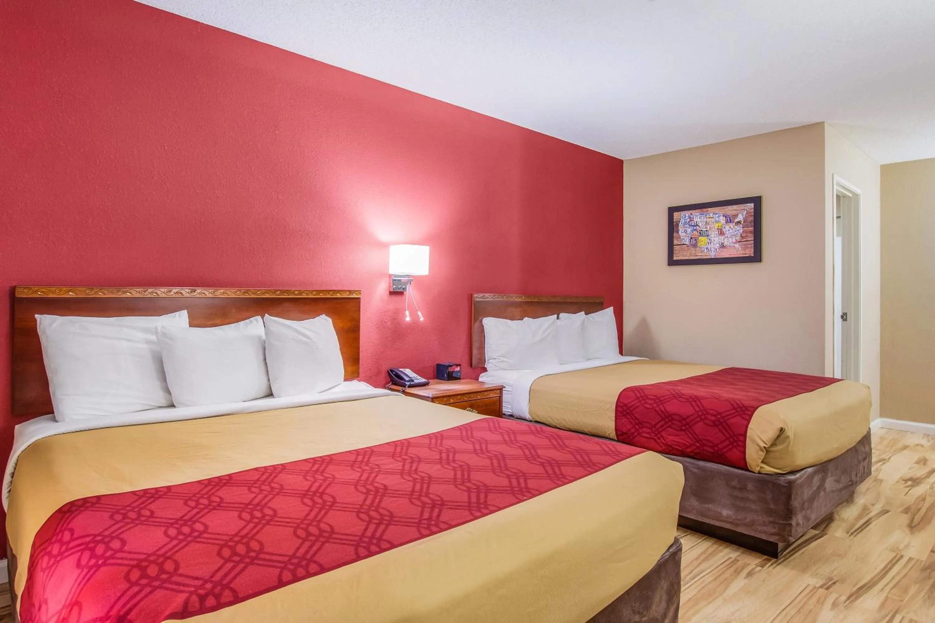 Photo of the whole room, Bed in Econo Lodge Shelbyville