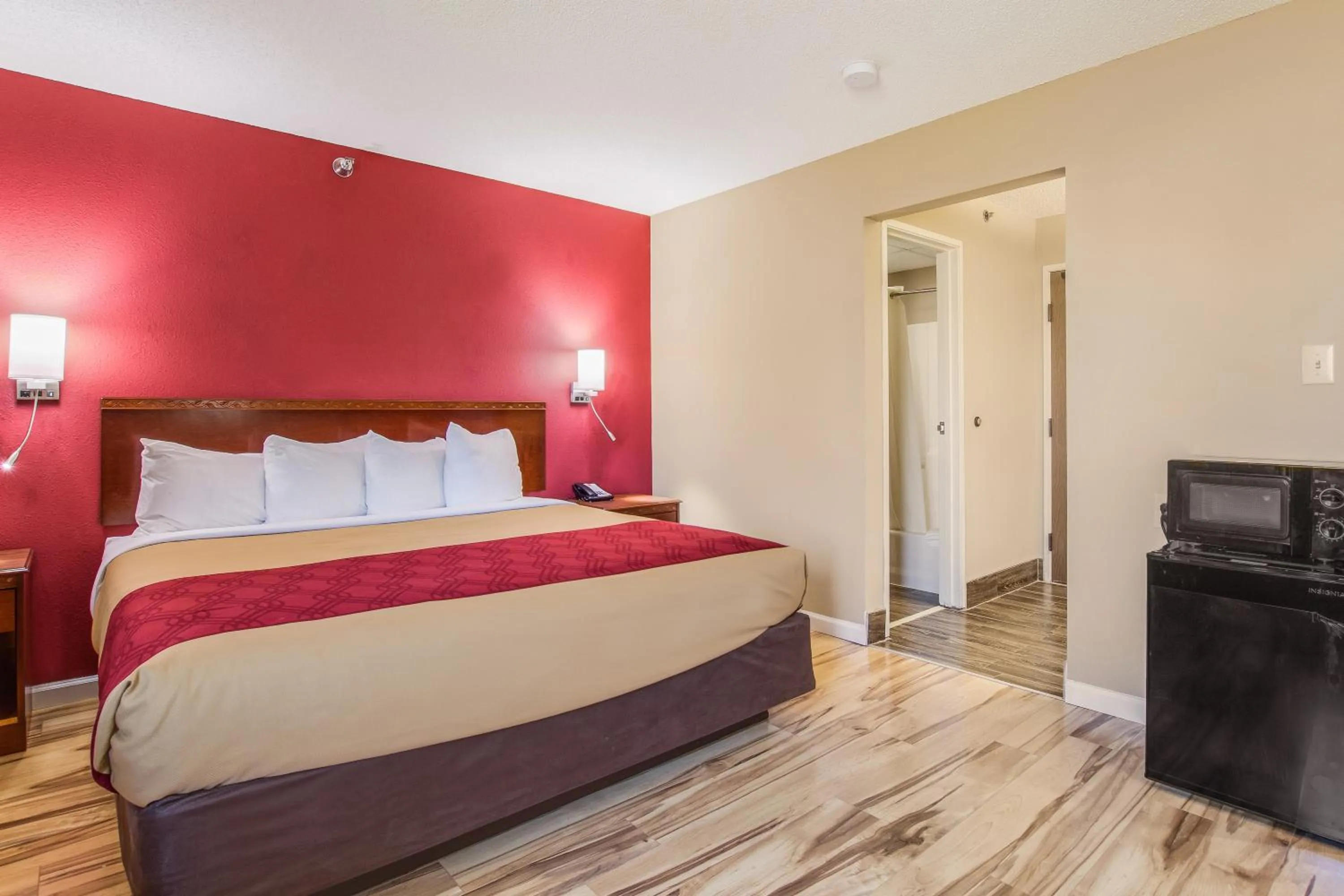 Bed in Econo Lodge Shelbyville