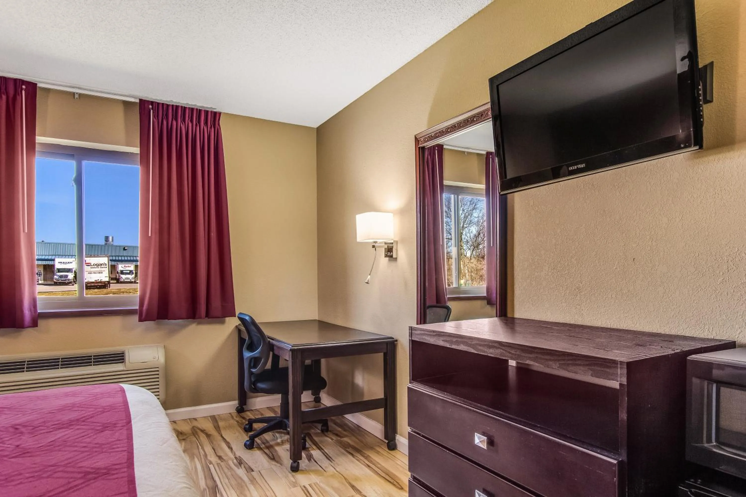 TV and multimedia, Bed in Econo Lodge Shelbyville