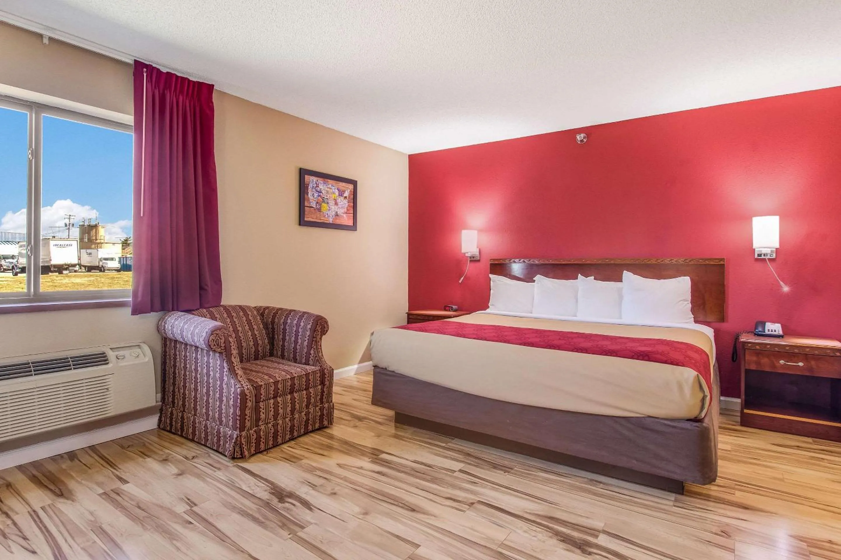 Bedroom, Bed in Econo Lodge Shelbyville