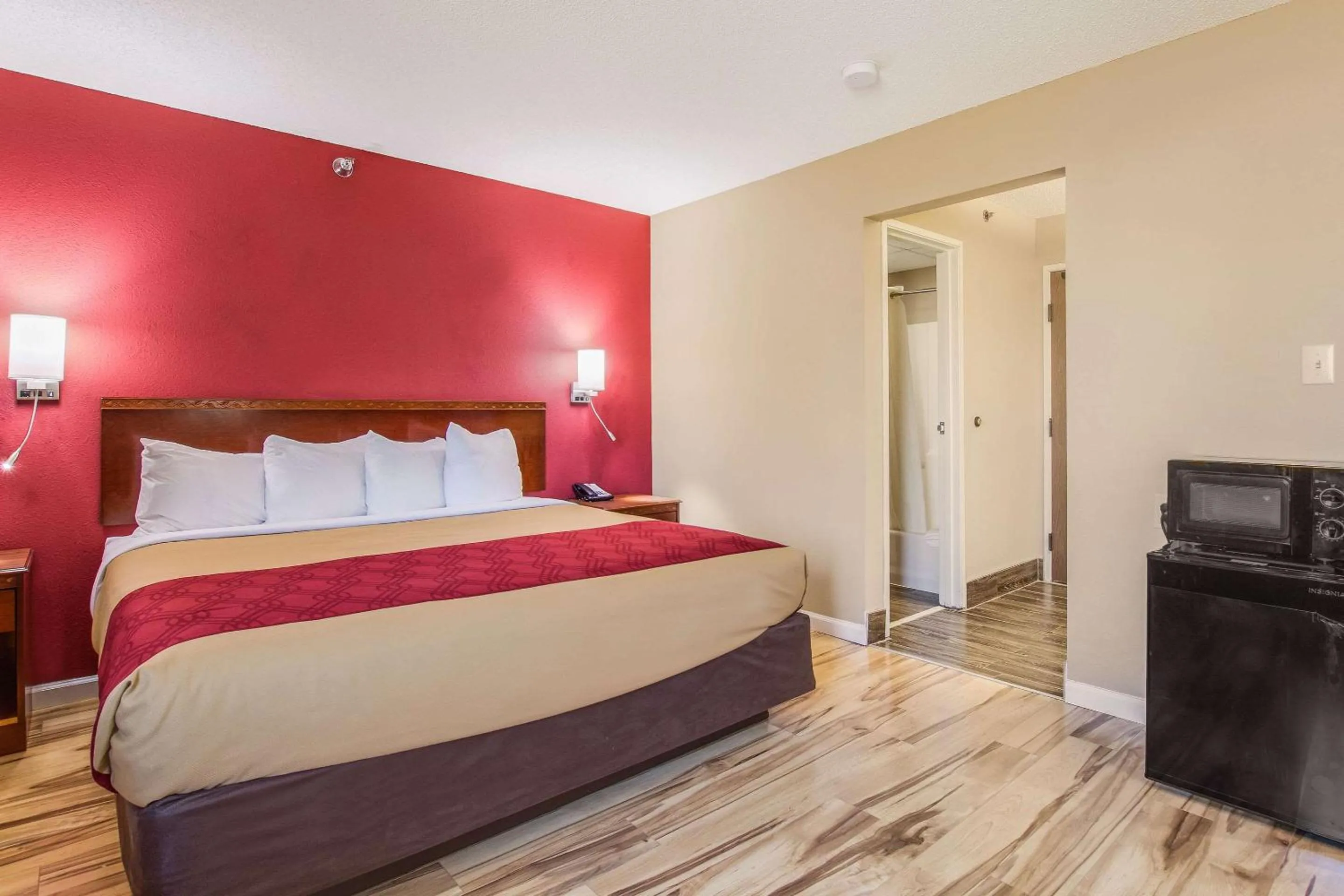 Bedroom, Bed in Econo Lodge Shelbyville