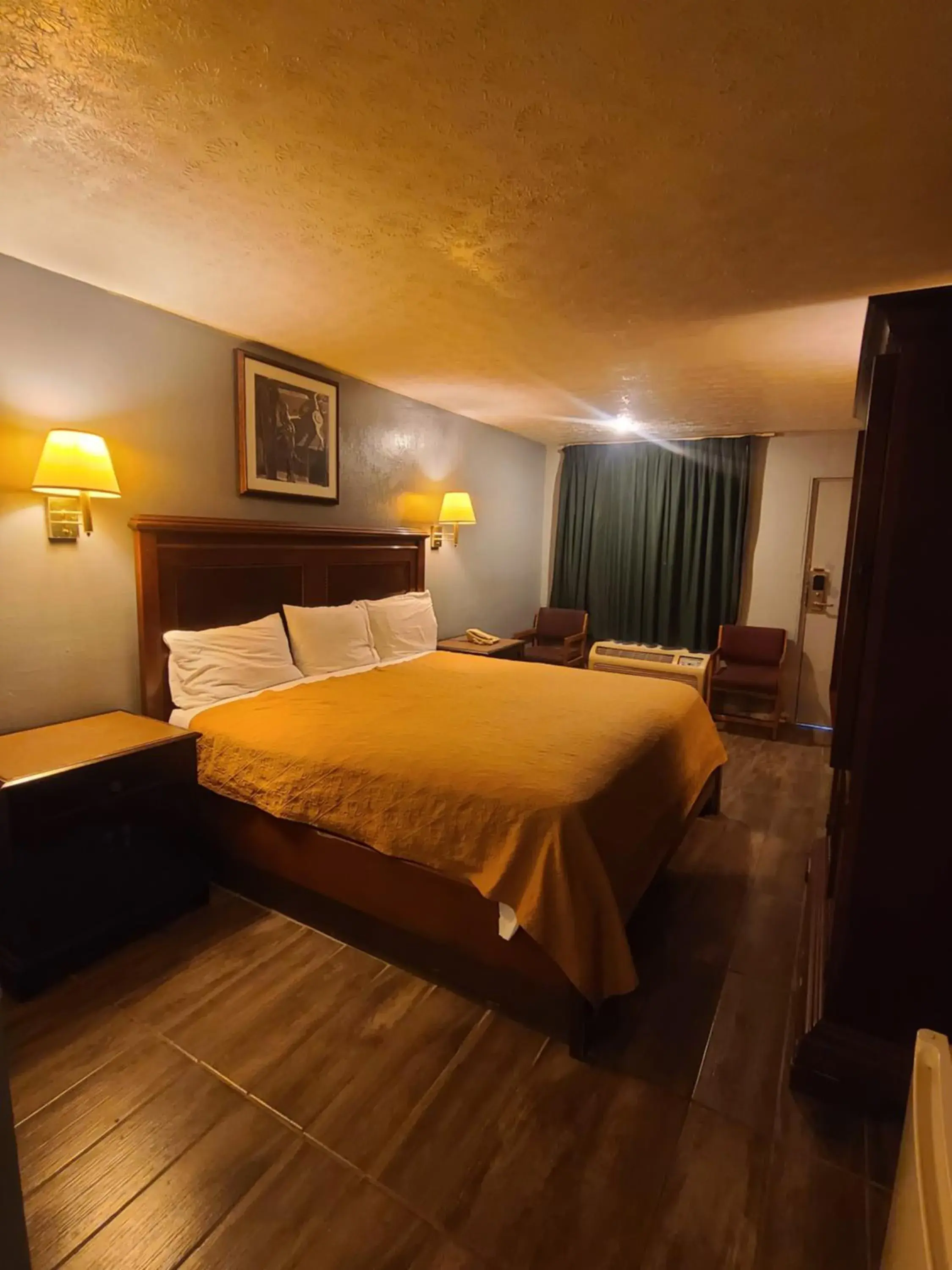 King Room - Smoking in Garden Inn and Extended Stay King Room - Smoking in Garden Inn and Extended Stay