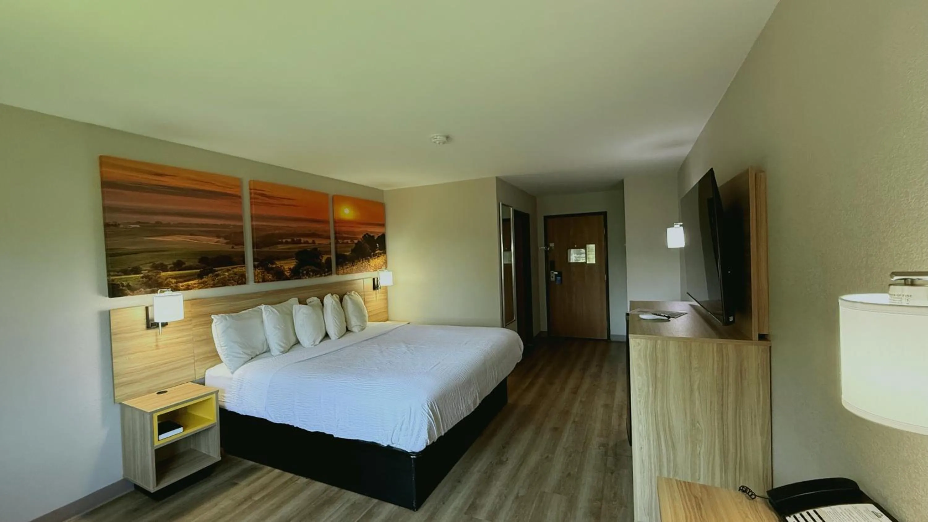 Bed in Days Inn by Wyndham Mankato