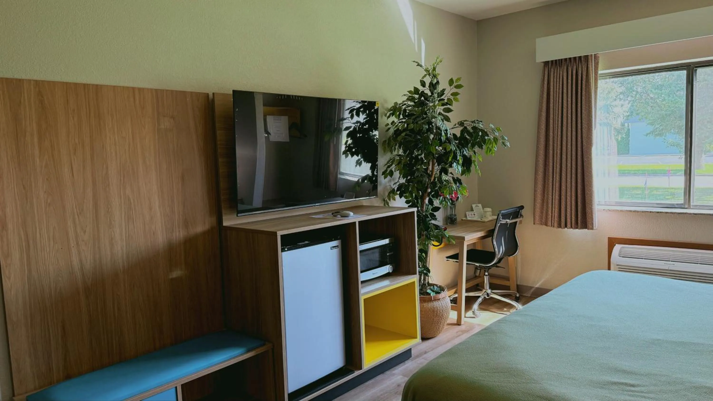 furniture, Bed in Days Inn by Wyndham Mankato