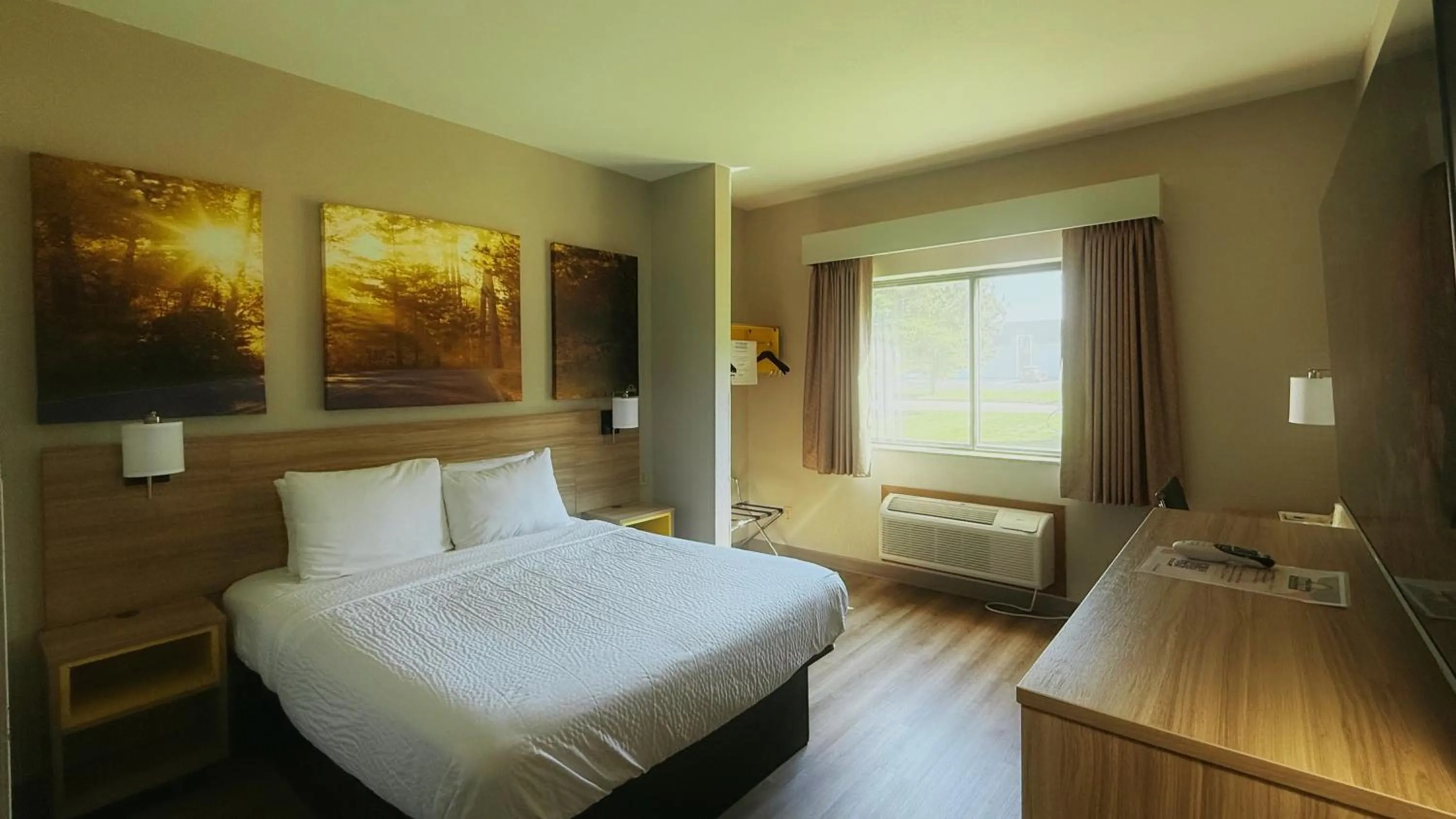 Bedroom, Bed in Days Inn by Wyndham Mankato