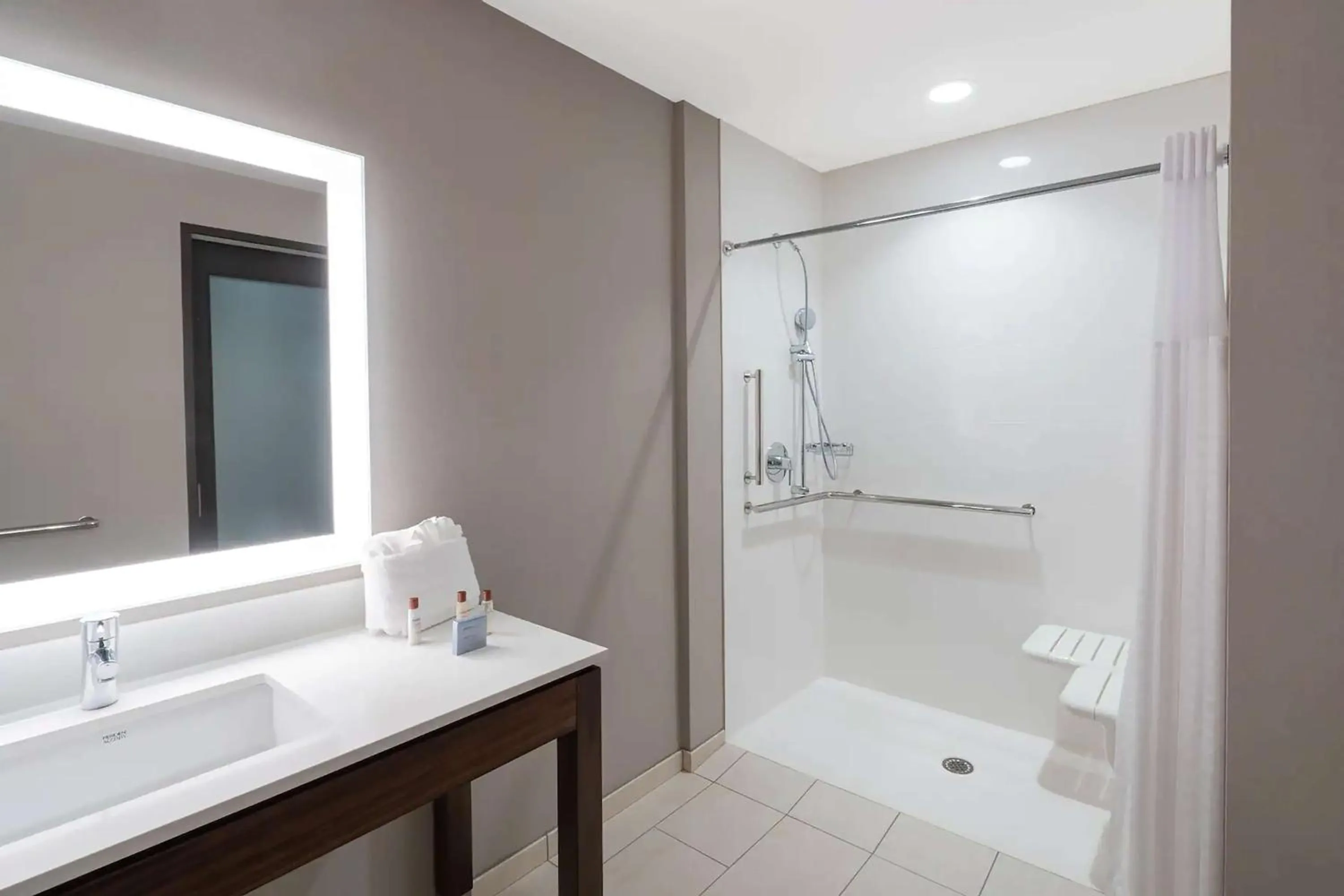 Bathroom in Hampton Inn by Hilton Nashville Airport Century Place