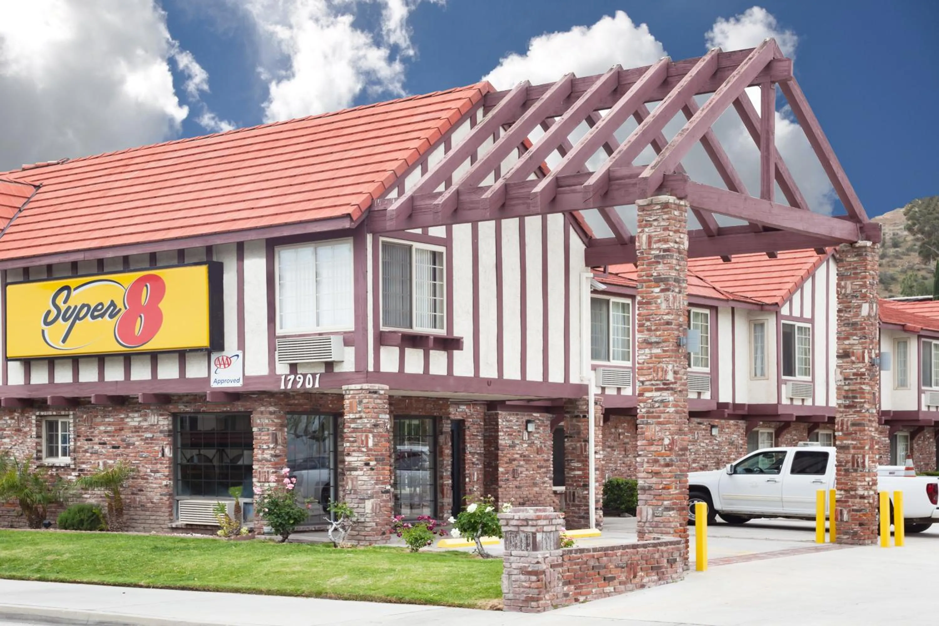 Facade/entrance in Super 8 by Wyndham Santa Clarita/Valencia