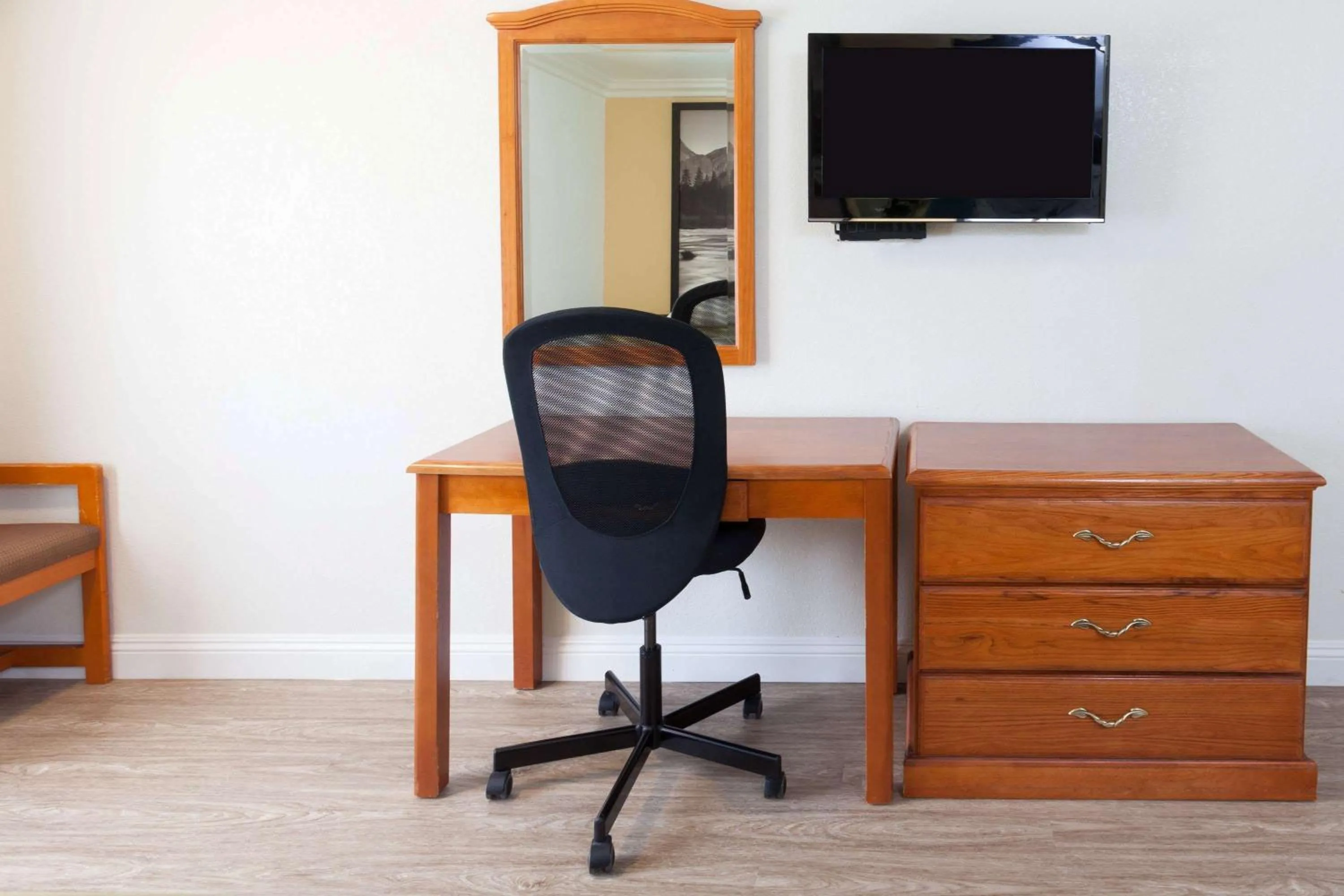 Photo of the whole room in Super 8 by Wyndham Santa Clarita/Valencia