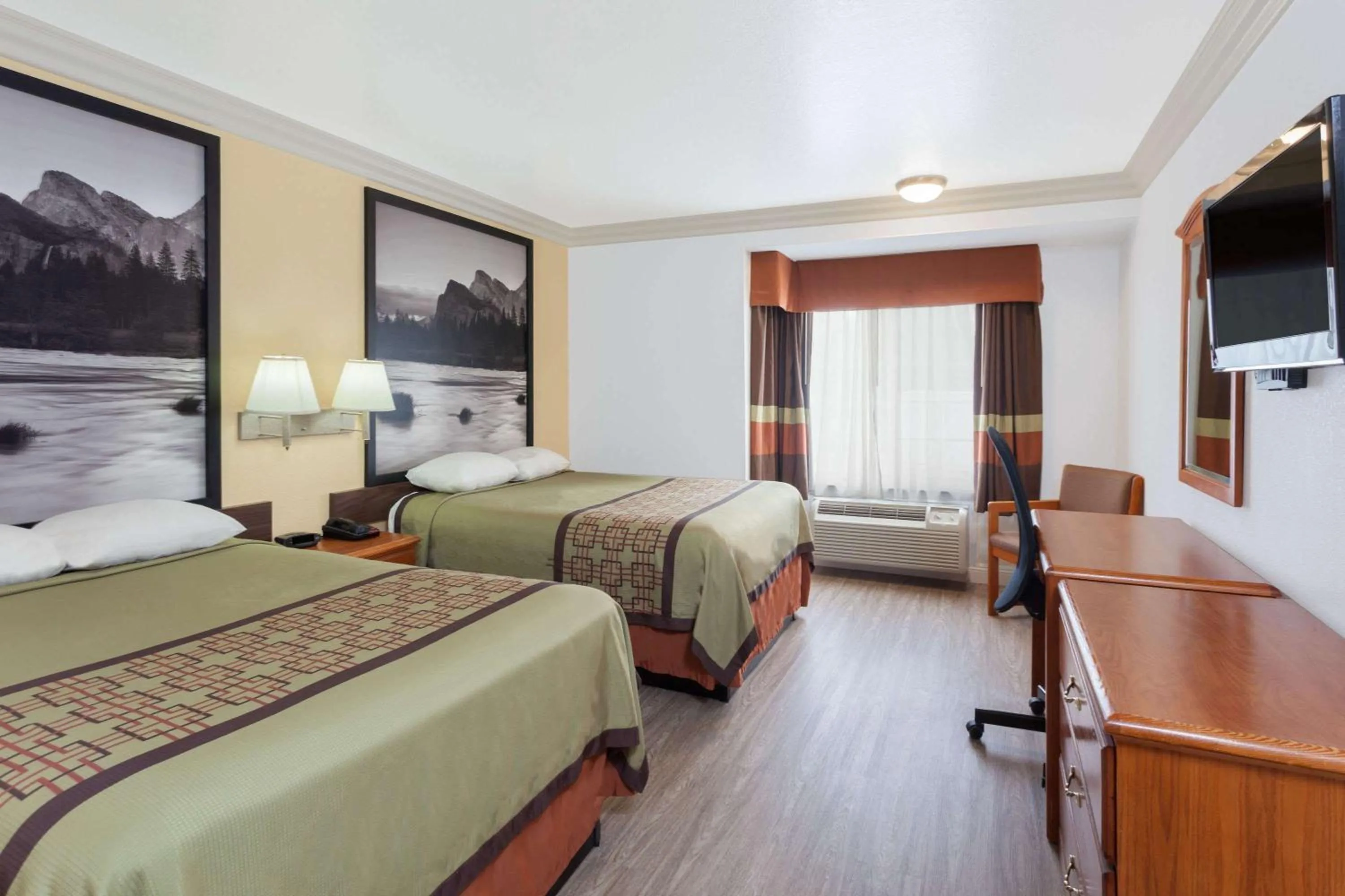 Photo of the whole room, Bed in Super 8 by Wyndham Santa Clarita/Valencia