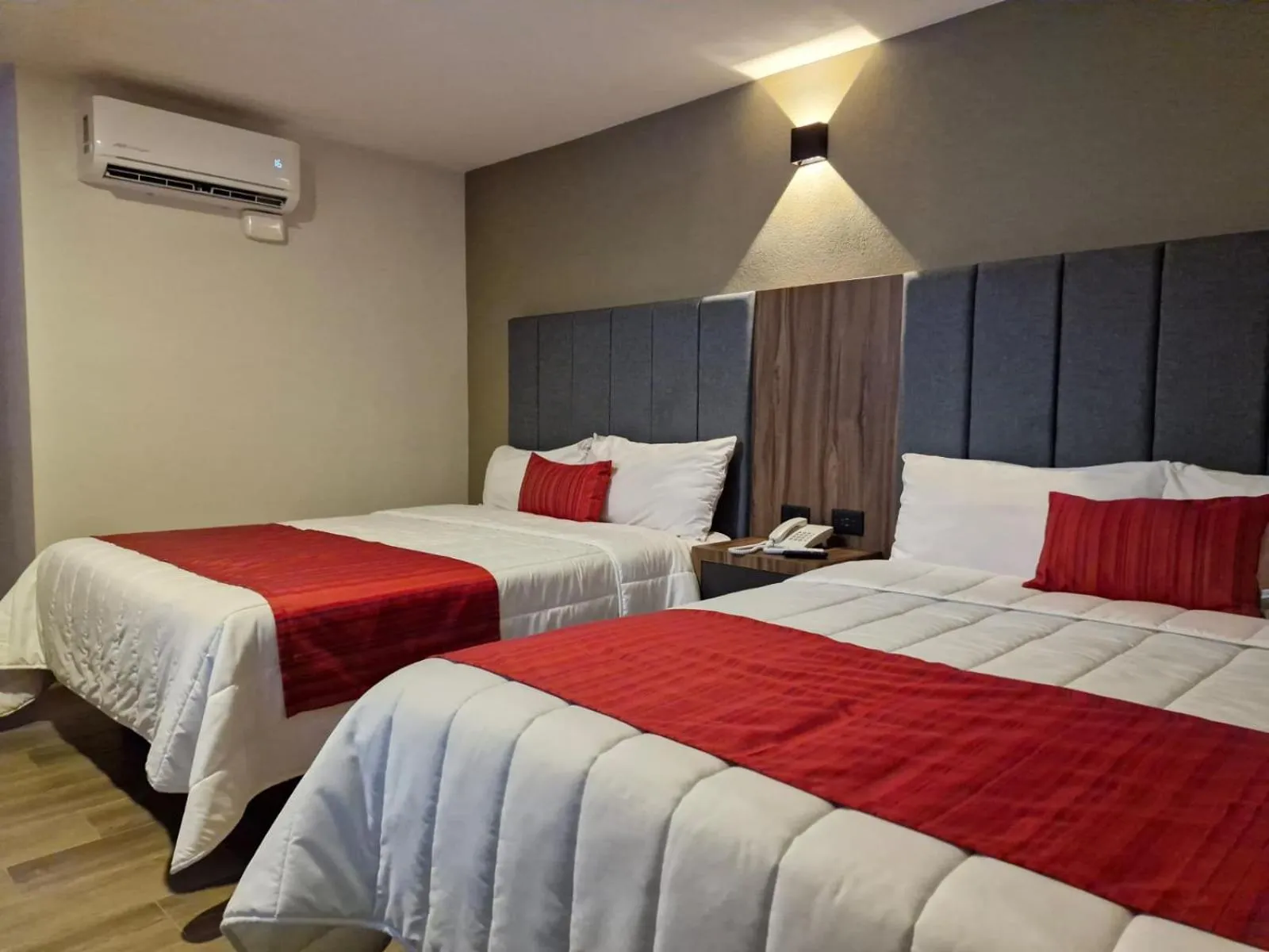Restaurant/places to eat, Bed in Hotel Granada