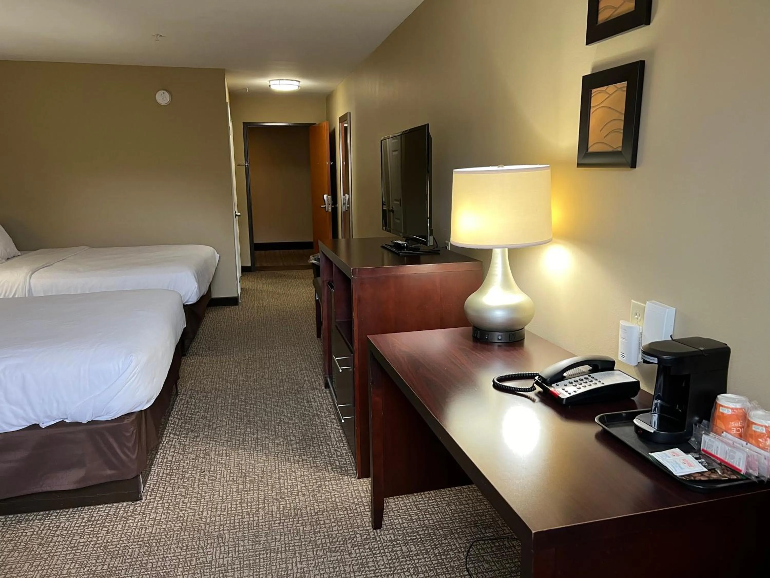 Bed in Days Inn & Suites by Wyndham Manheim Lebanon