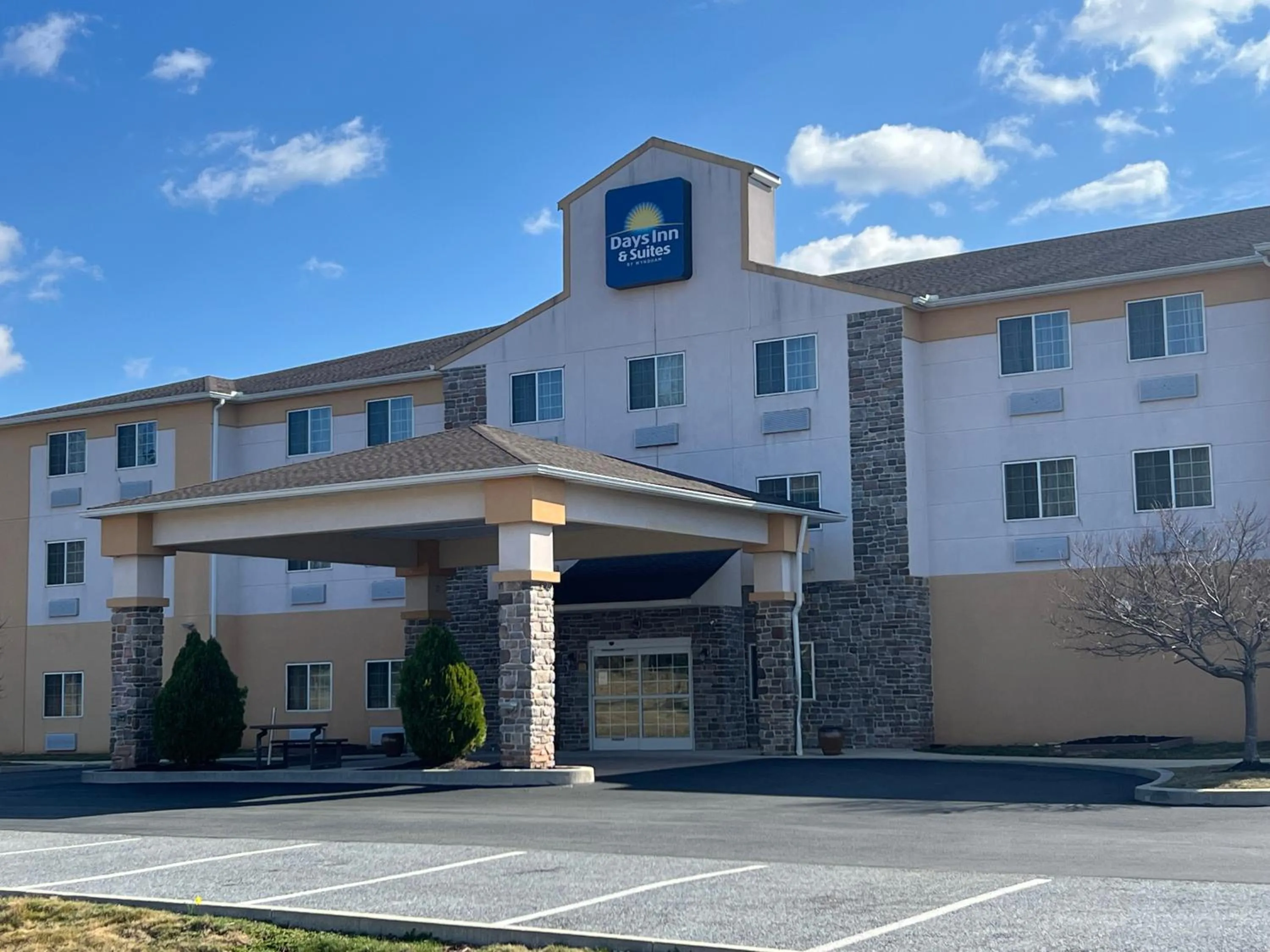 Property building in Days Inn & Suites by Wyndham Manheim Lebanon