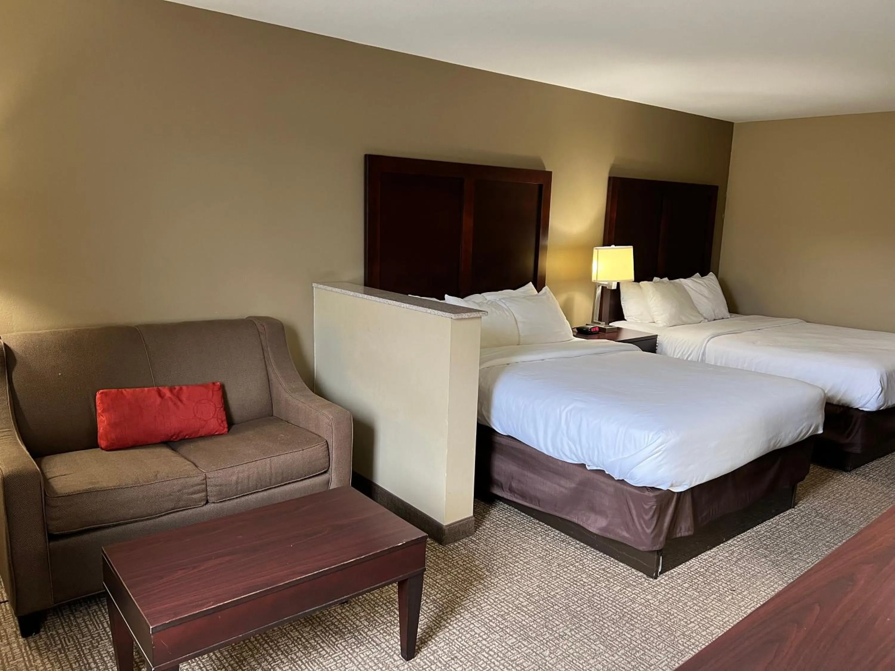 Bed in Days Inn & Suites by Wyndham Manheim Lebanon