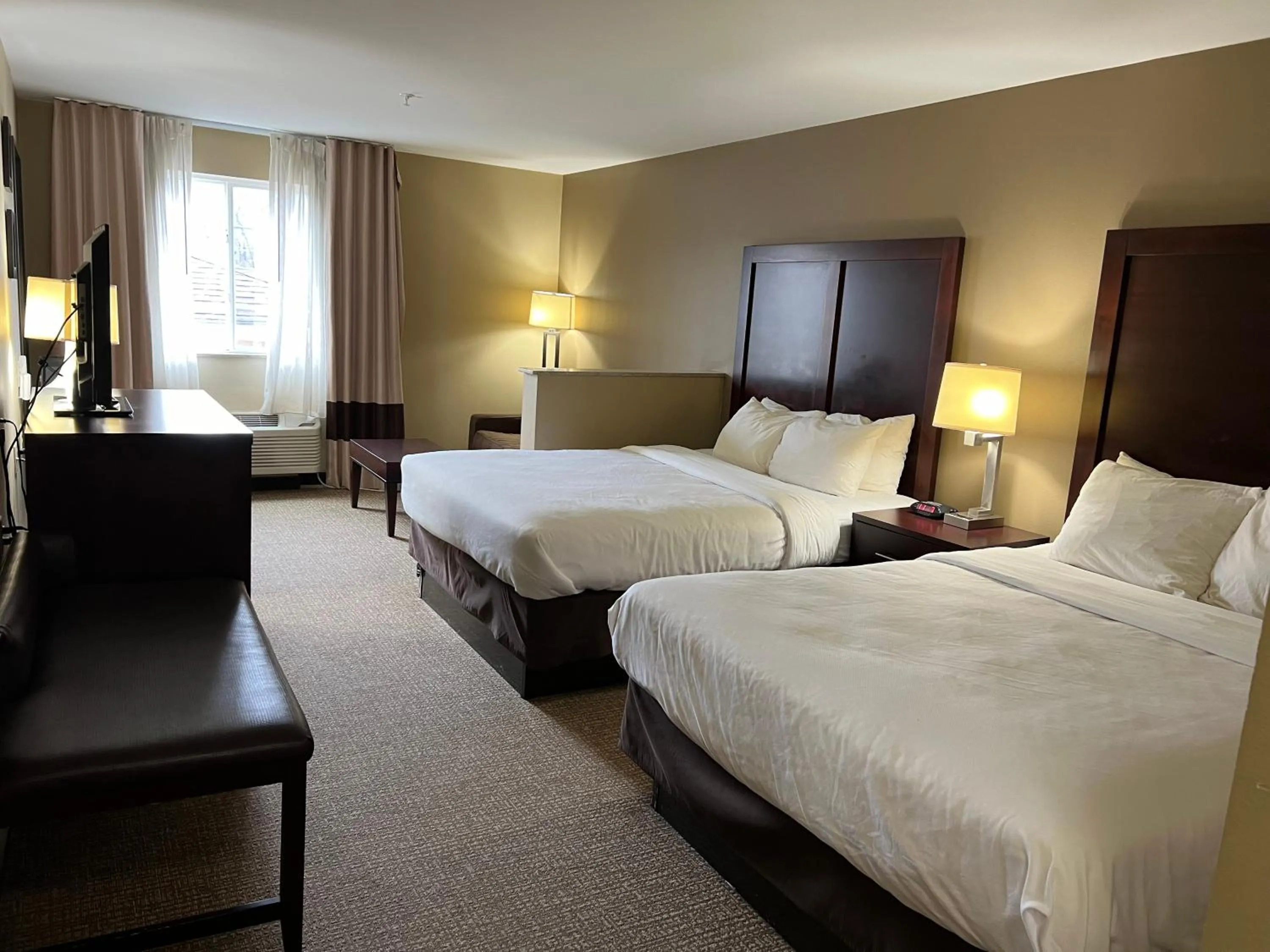 Bed in Days Inn & Suites by Wyndham Manheim Lebanon