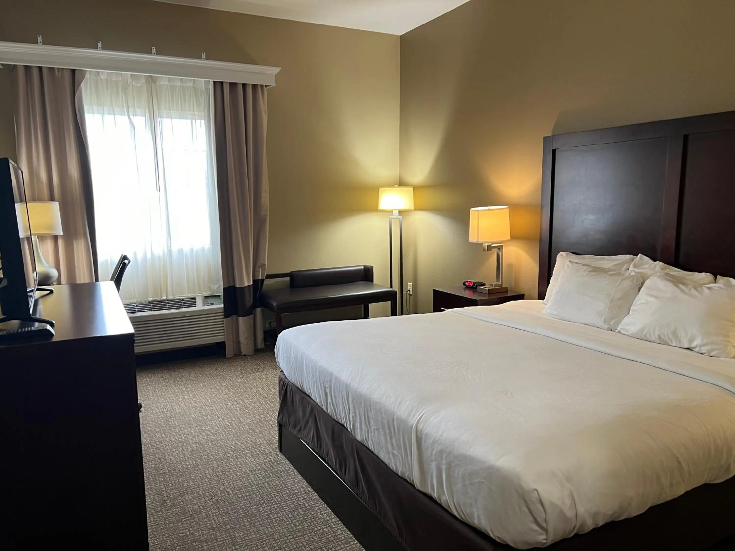 Bed in Days Inn & Suites by Wyndham Manheim Lebanon