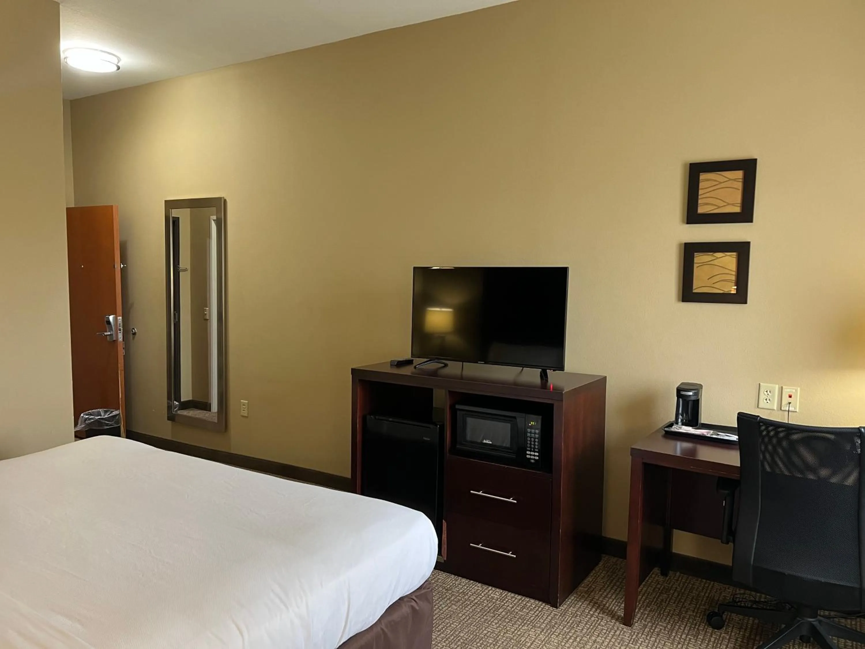 Bed in Days Inn & Suites by Wyndham Manheim Lebanon