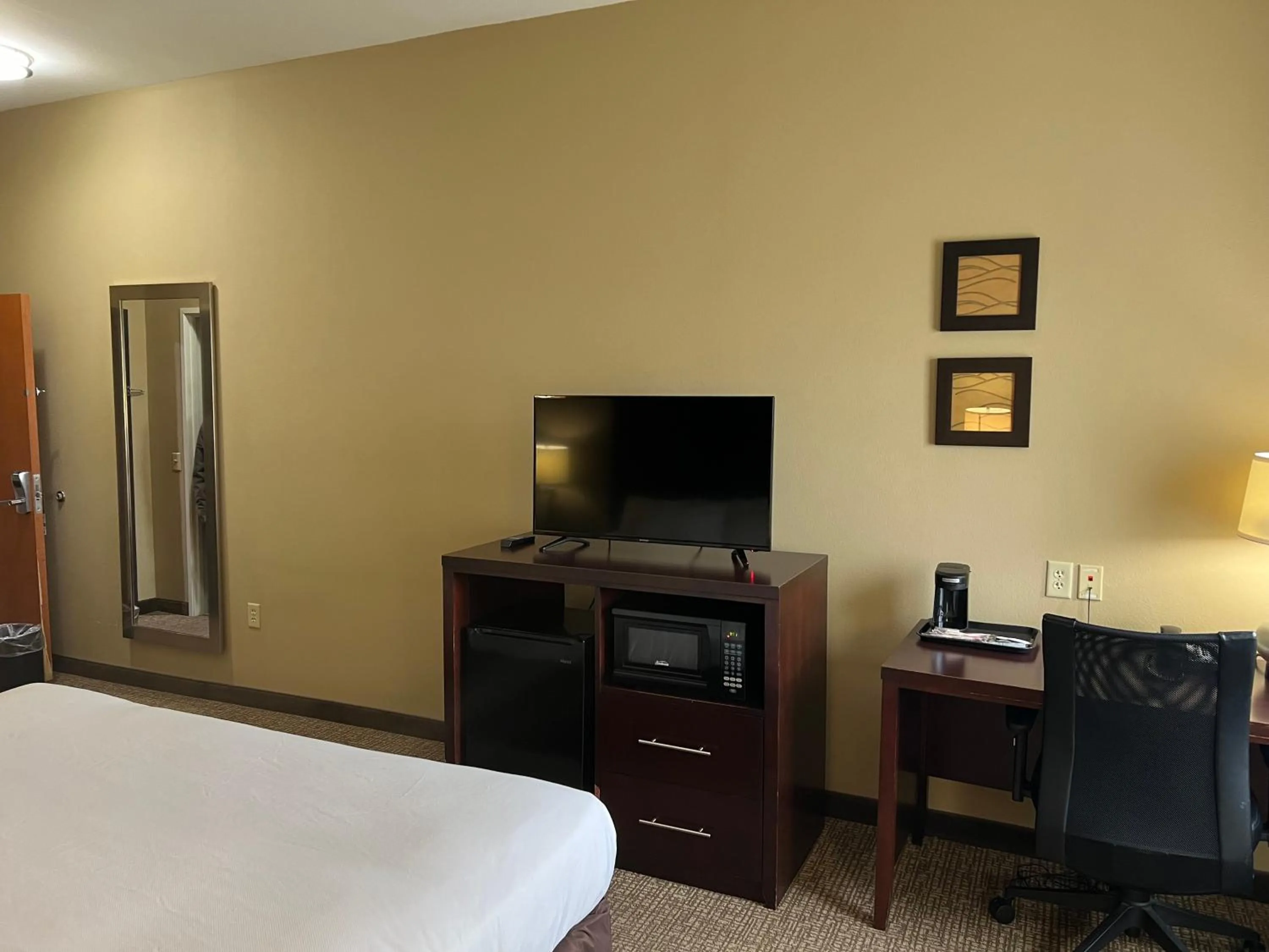 Bed in Days Inn & Suites by Wyndham Manheim Lebanon
