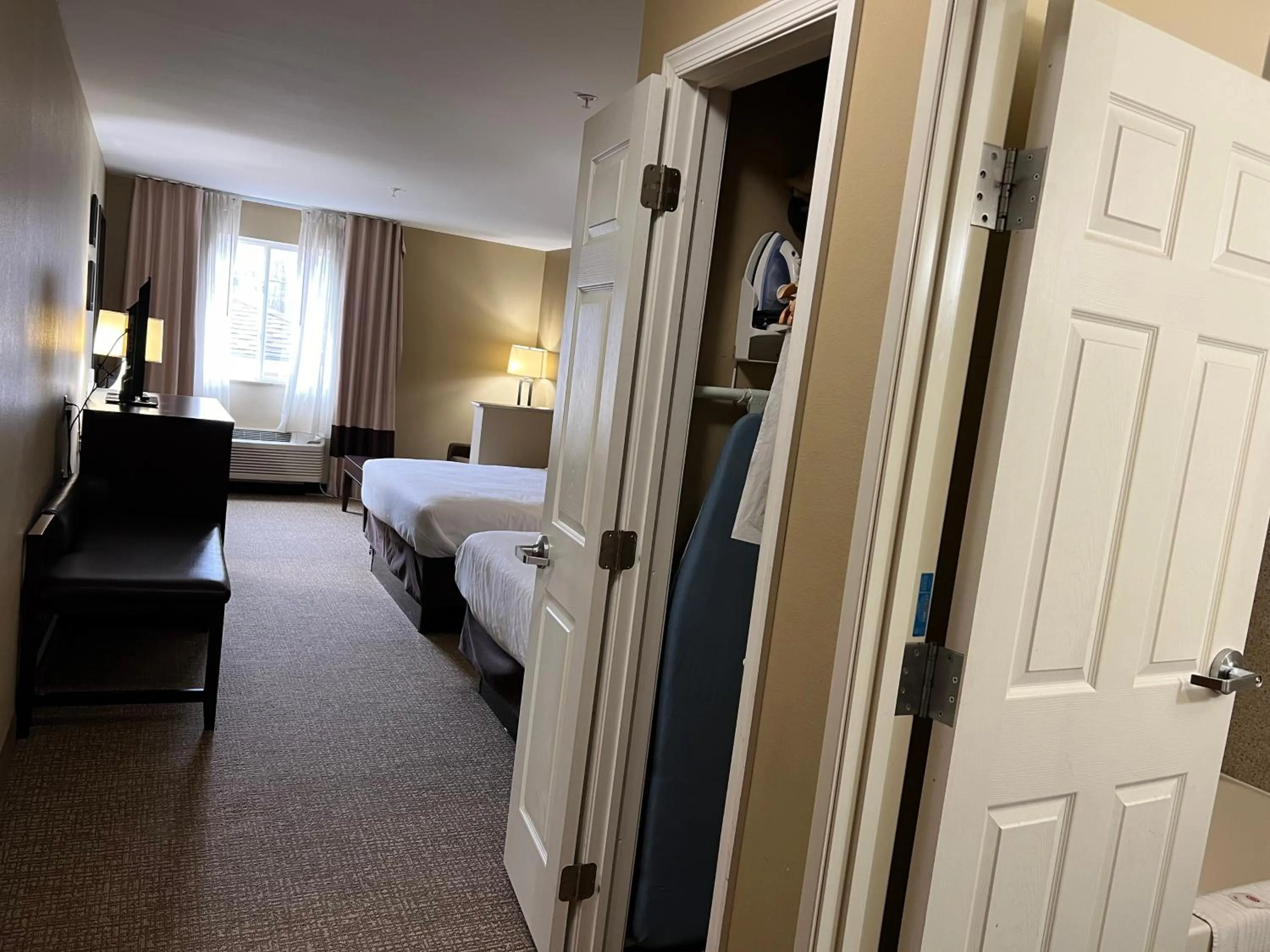 Bed in Days Inn & Suites by Wyndham Manheim Lebanon