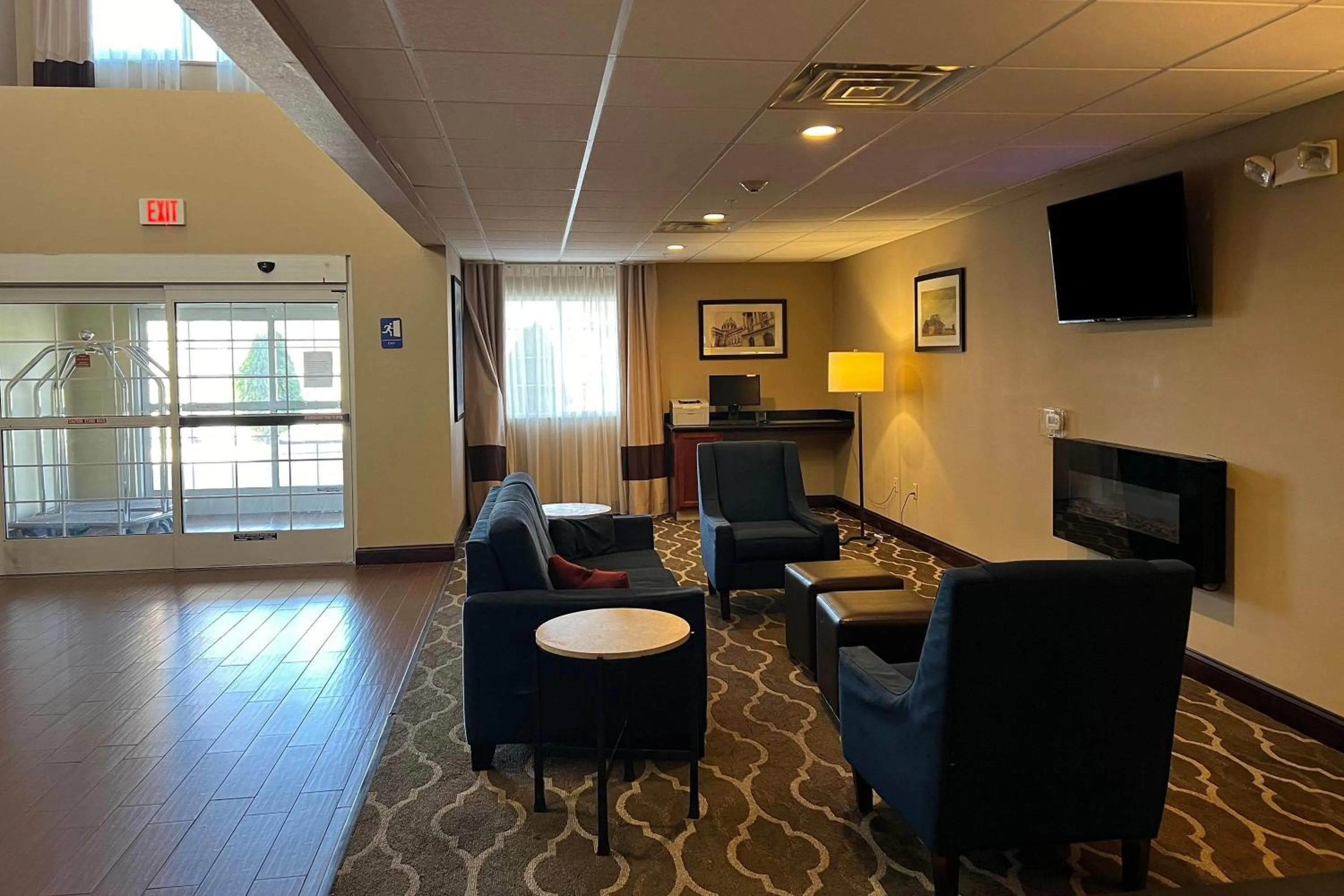 Lobby or reception in Days Inn & Suites by Wyndham Manheim Lebanon
