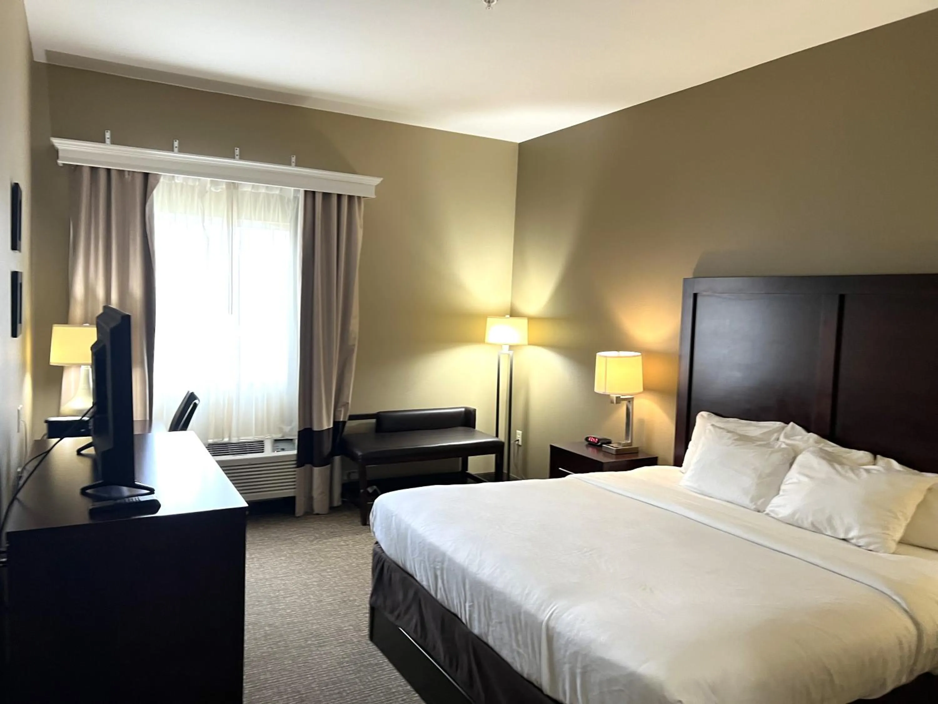 Bed in Days Inn & Suites by Wyndham Manheim Lebanon