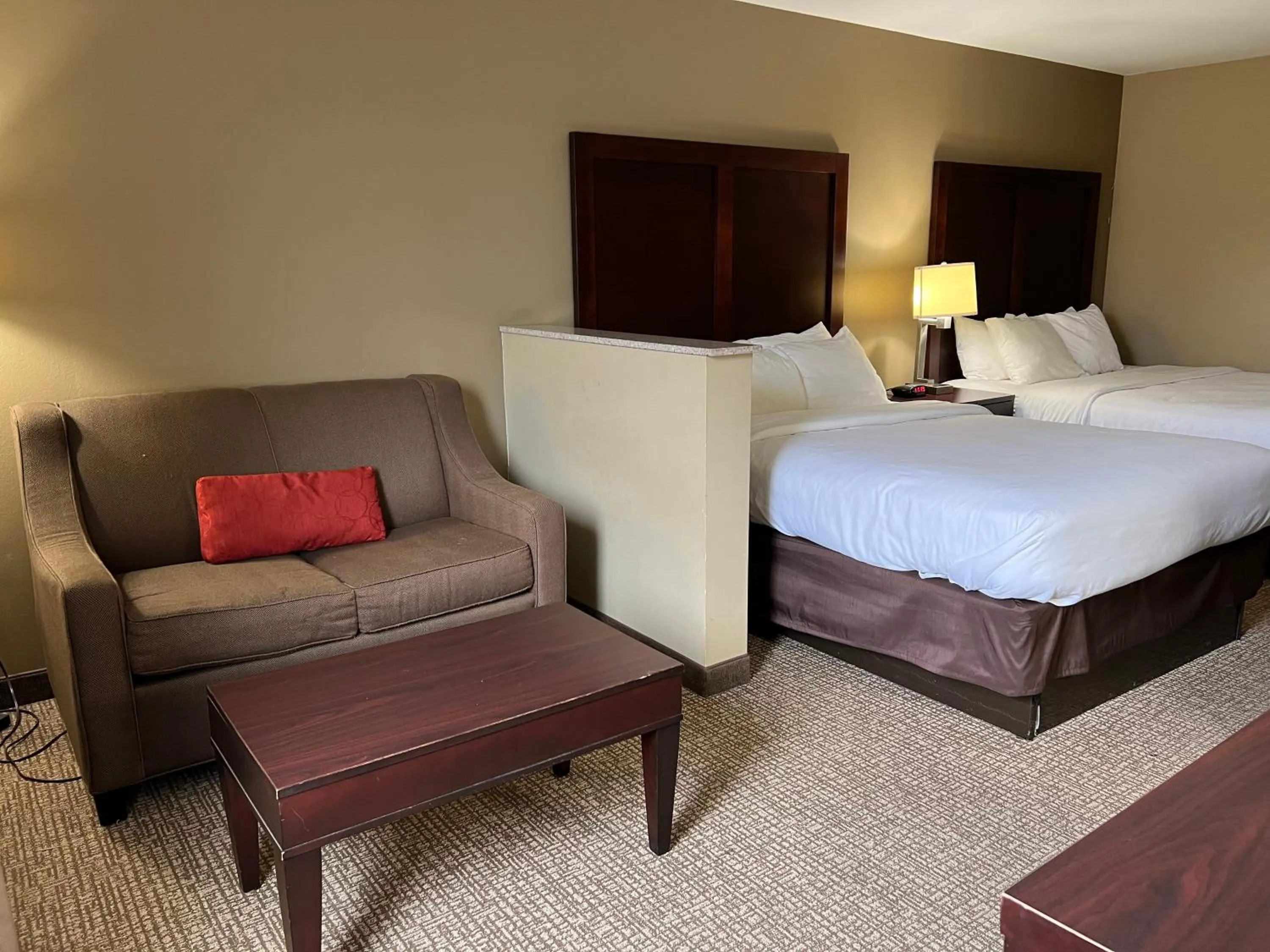 Bed in Days Inn & Suites by Wyndham Manheim Lebanon