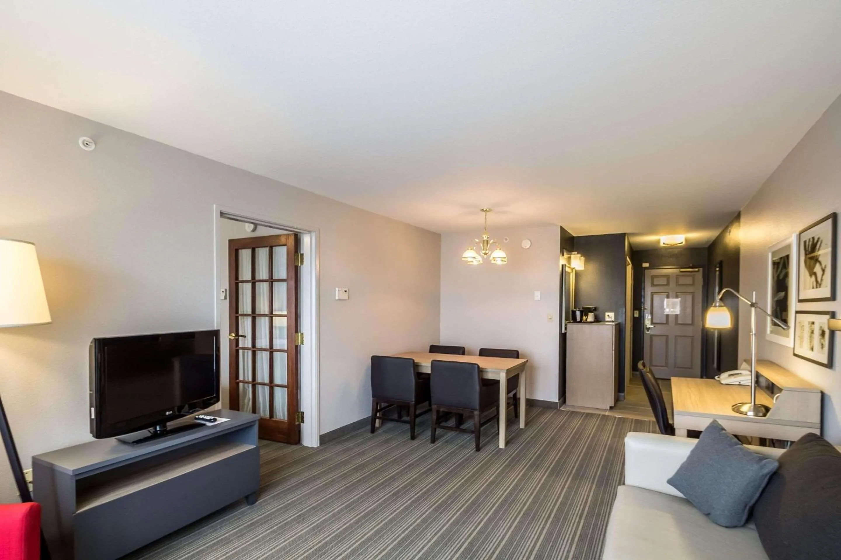 Bedroom in Country Inn & Suites by Radisson, Fond du Lac, WI