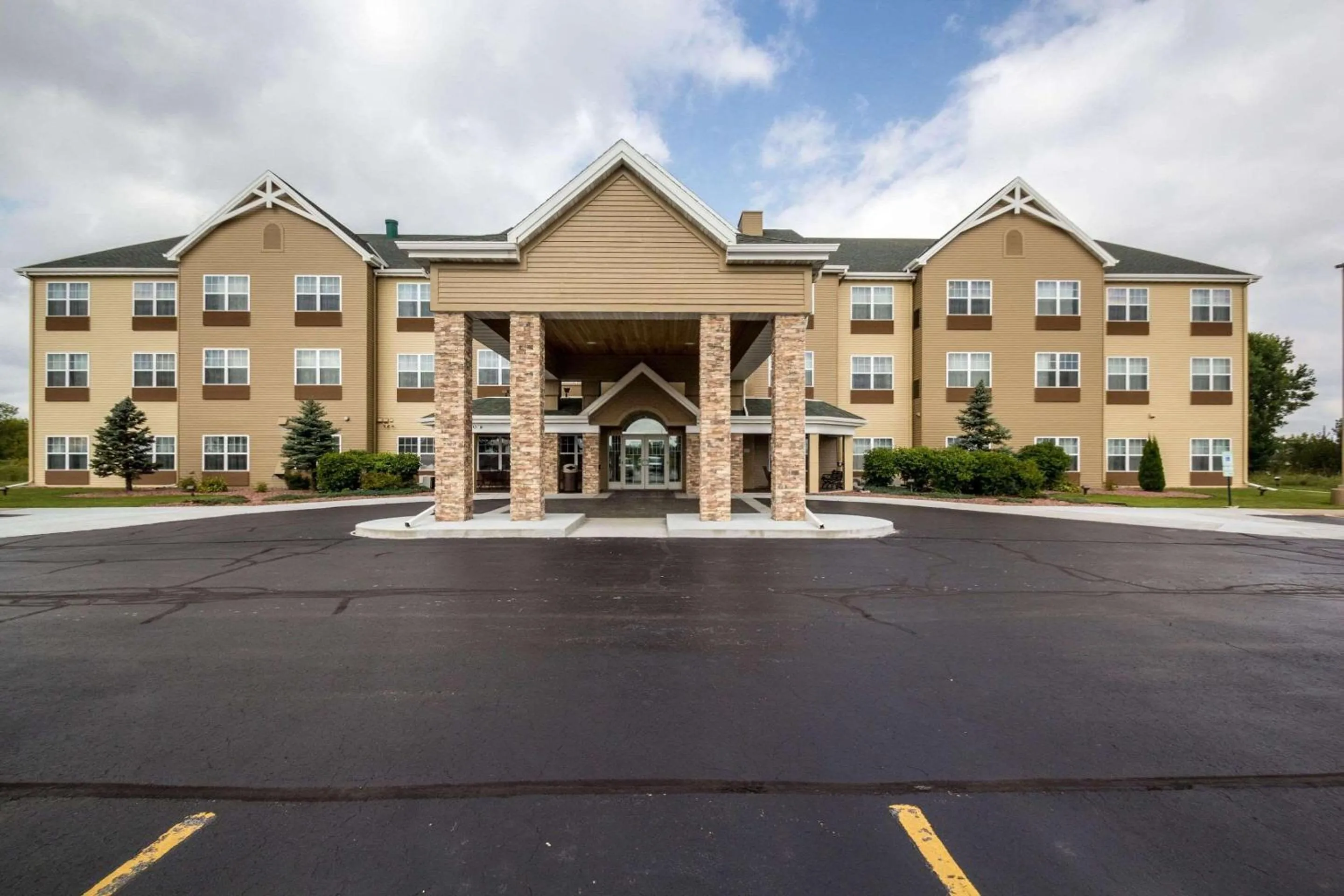 Property building in Country Inn & Suites by Radisson, Fond du Lac, WI