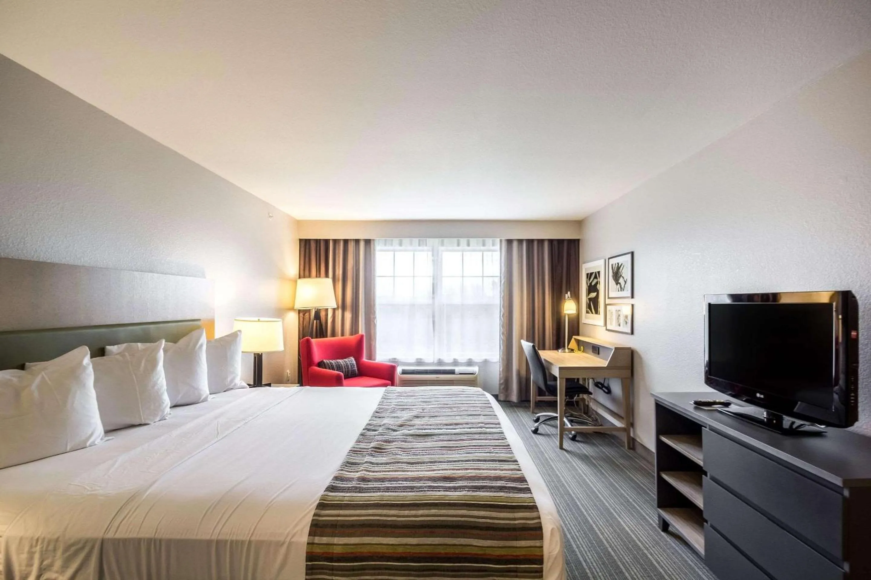 Bedroom, Bed in Country Inn & Suites by Radisson, Fond du Lac, WI