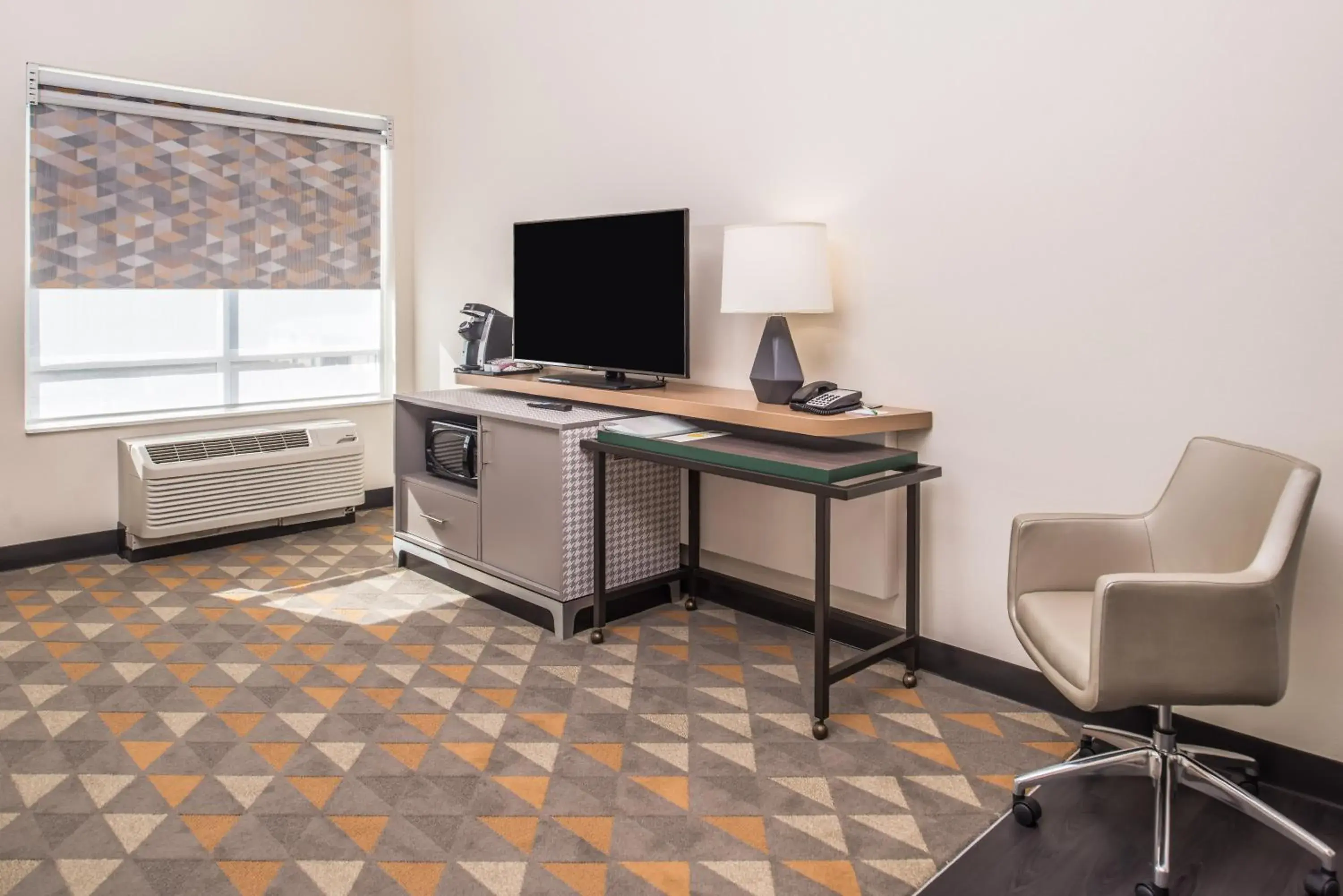 Queen Room with Two Queen Beds - Mobility Access Tub/Non-Smoking in Holiday Inn Joplin by IHG Queen Room with Two Queen Beds - Mobility Access Tub/Non-Smoking in Holiday Inn Joplin by IHG