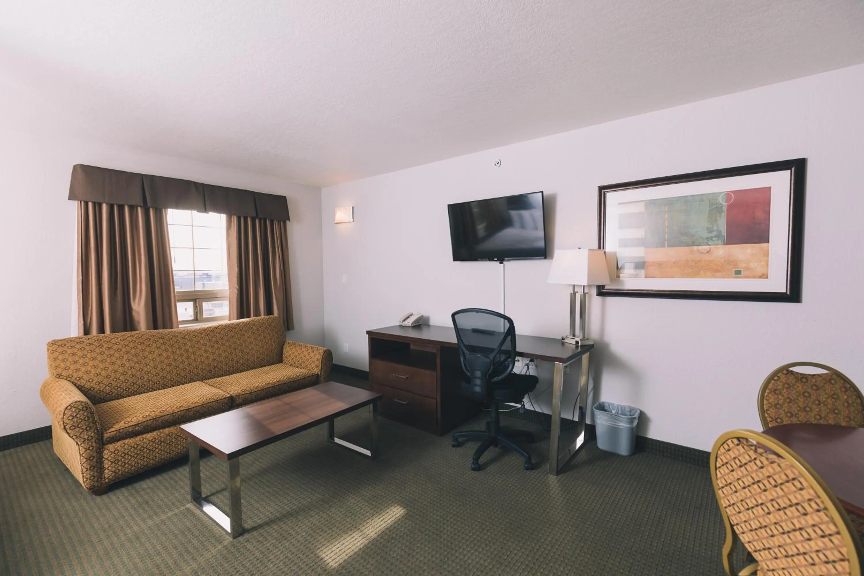 TV and multimedia in Service Plus Inns and Suites