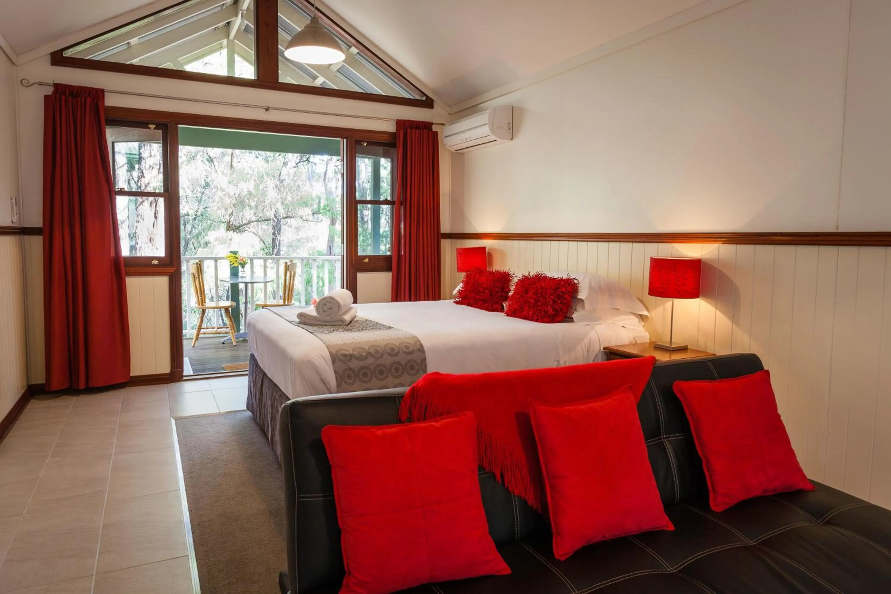 Living room, Bed in Riverglen Chalets