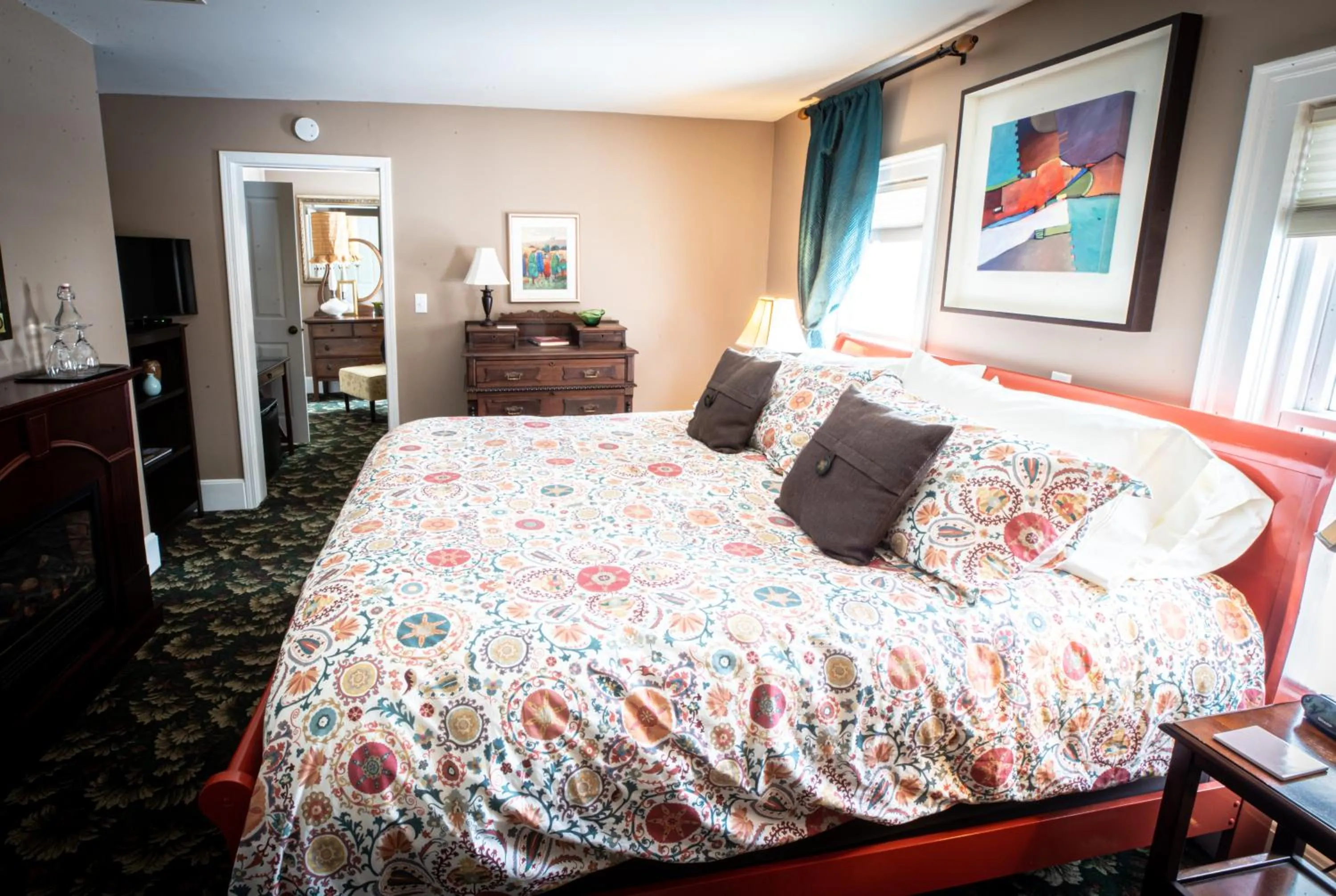 Photo of the whole room, Bed in Twin Oaks Inn