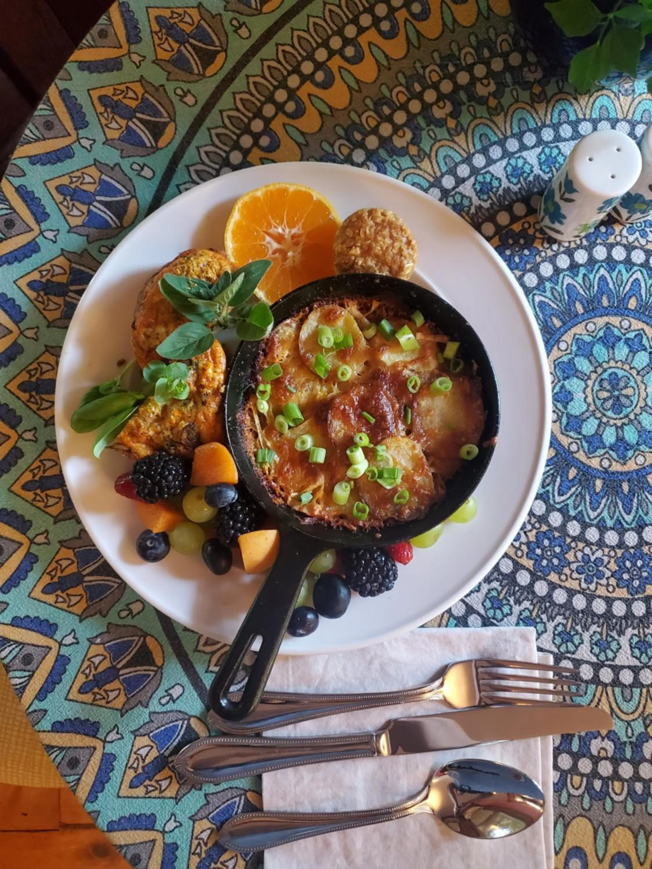 Property building in Twin Oaks Inn