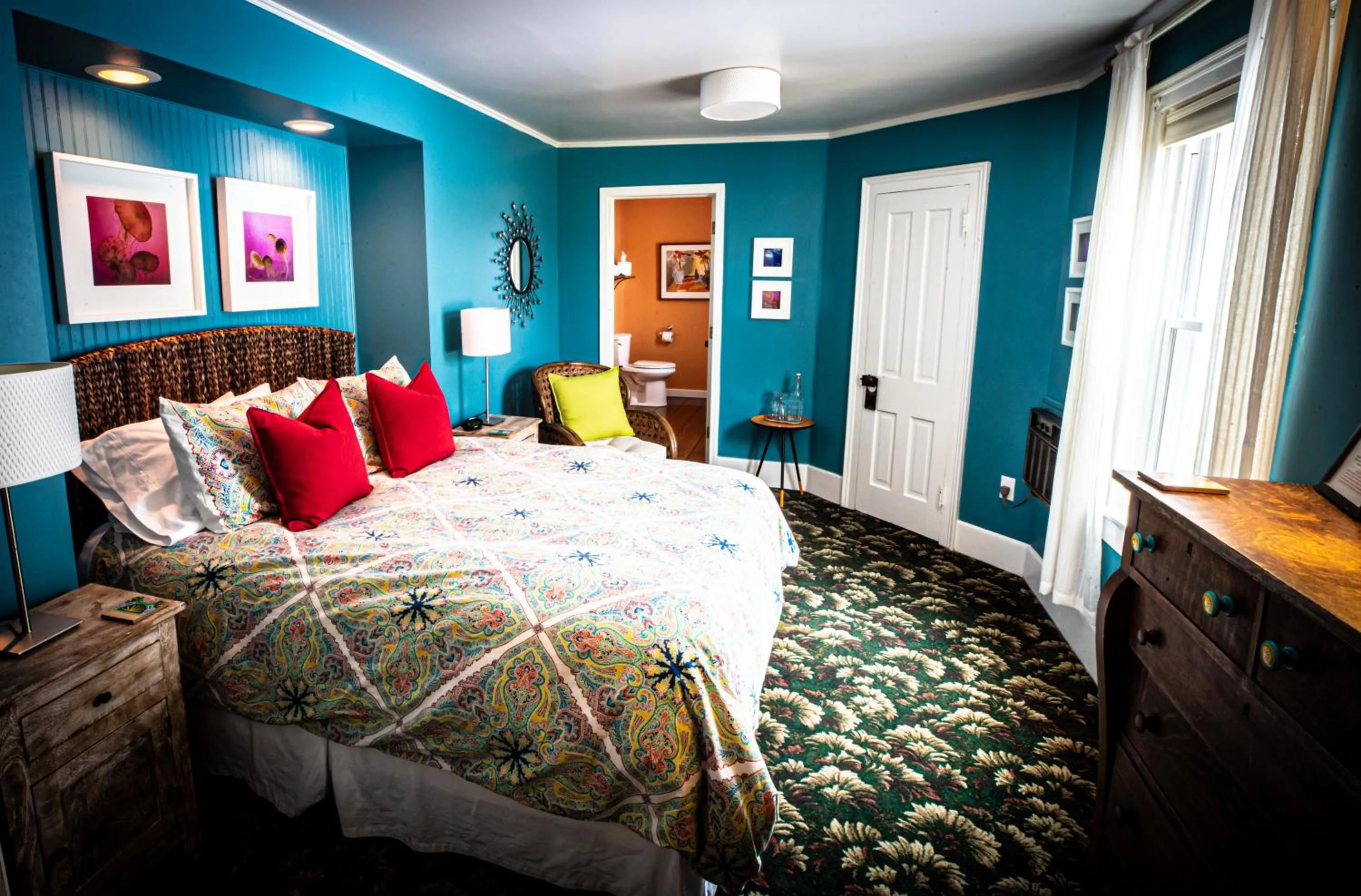 Bed in Twin Oaks Inn