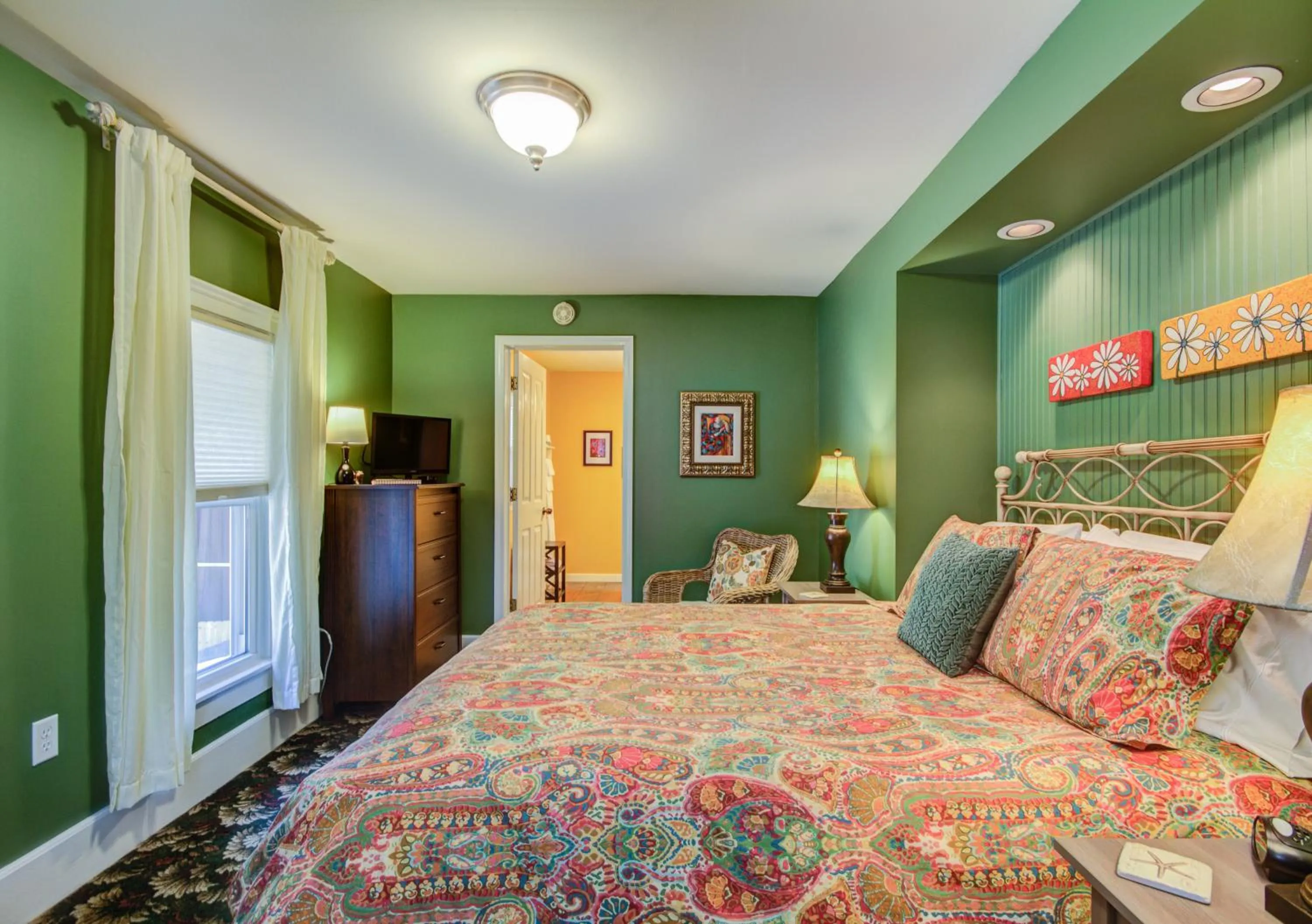 Photo of the whole room, Bed in Twin Oaks Inn