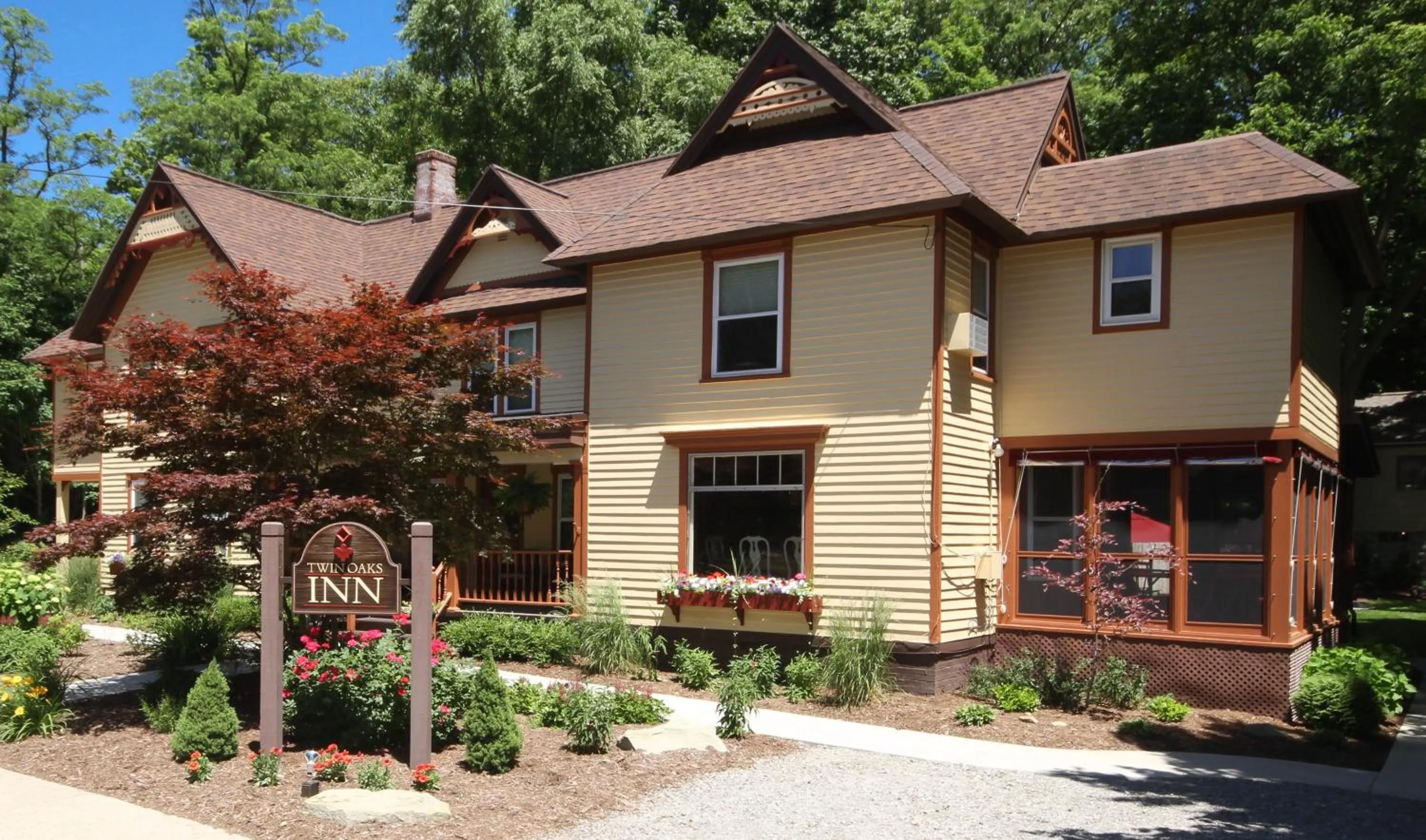 Facade/entrance in Twin Oaks Inn
