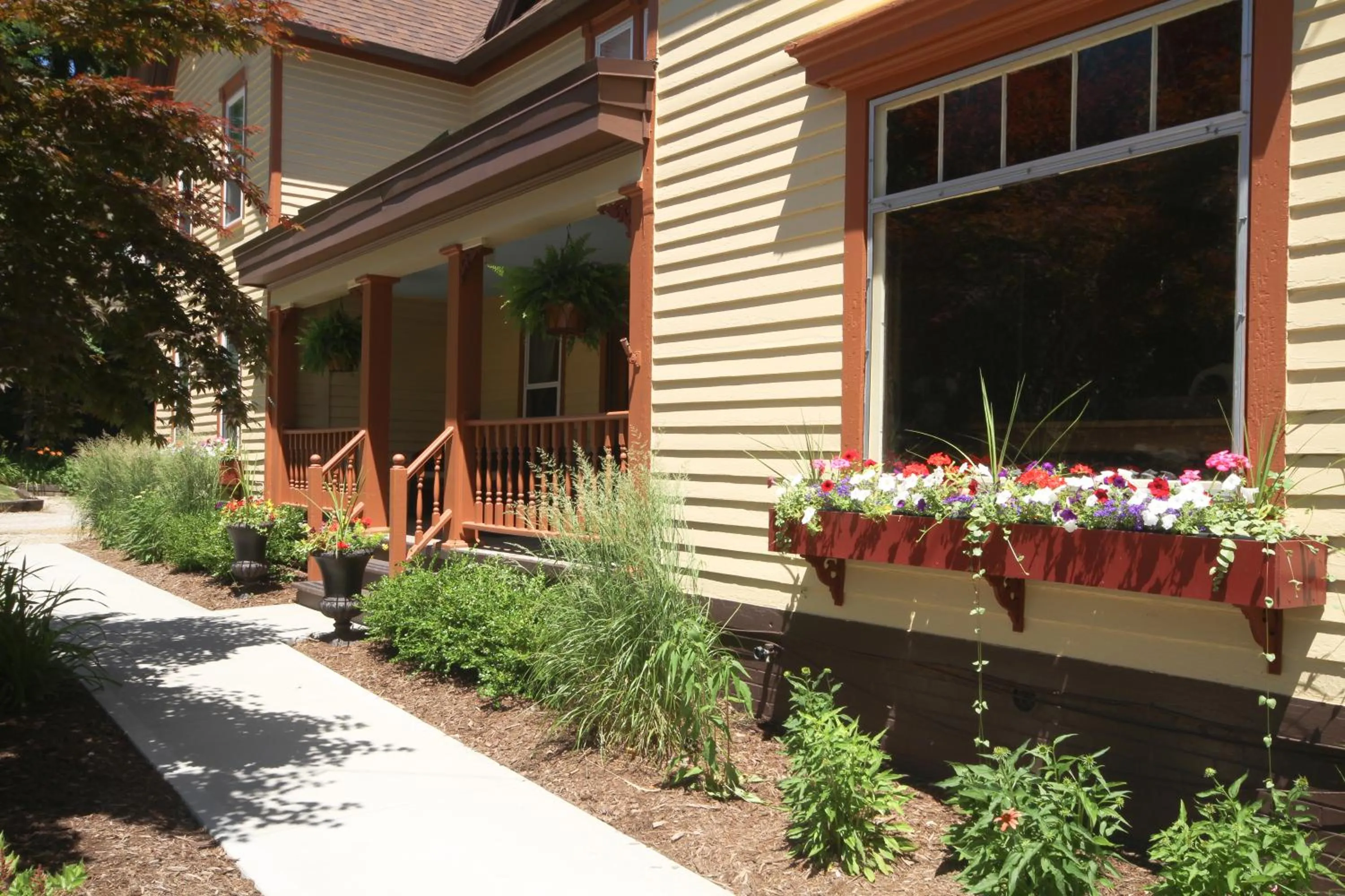 Property building in Twin Oaks Inn