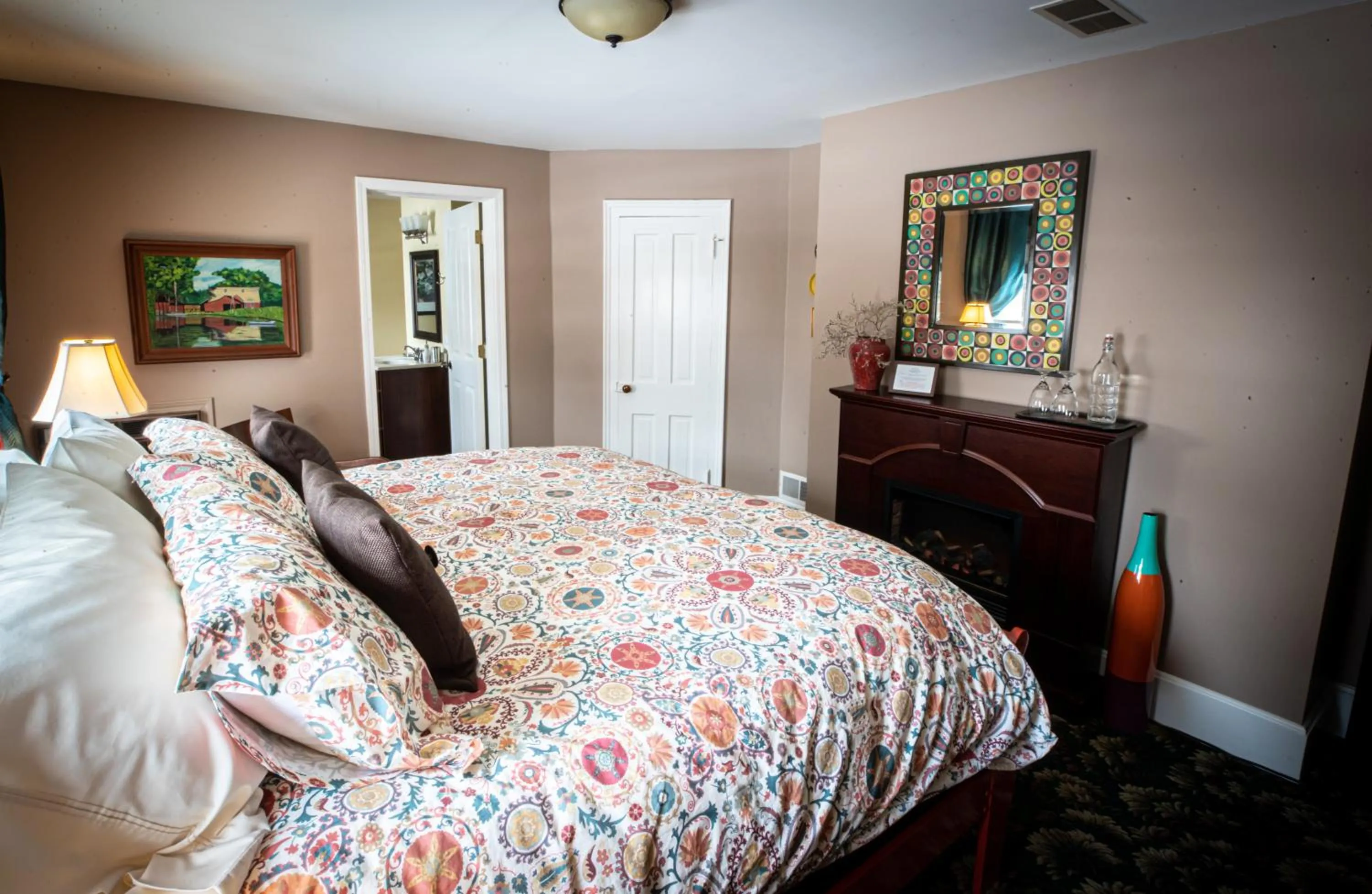 Bedroom, Bed in Twin Oaks Inn