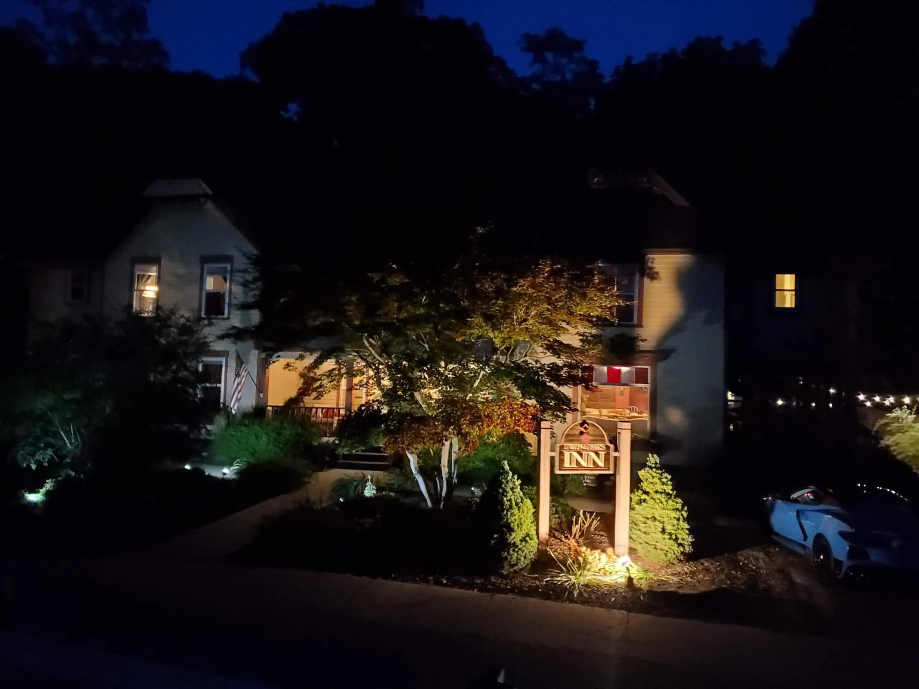 Property building in Twin Oaks Inn