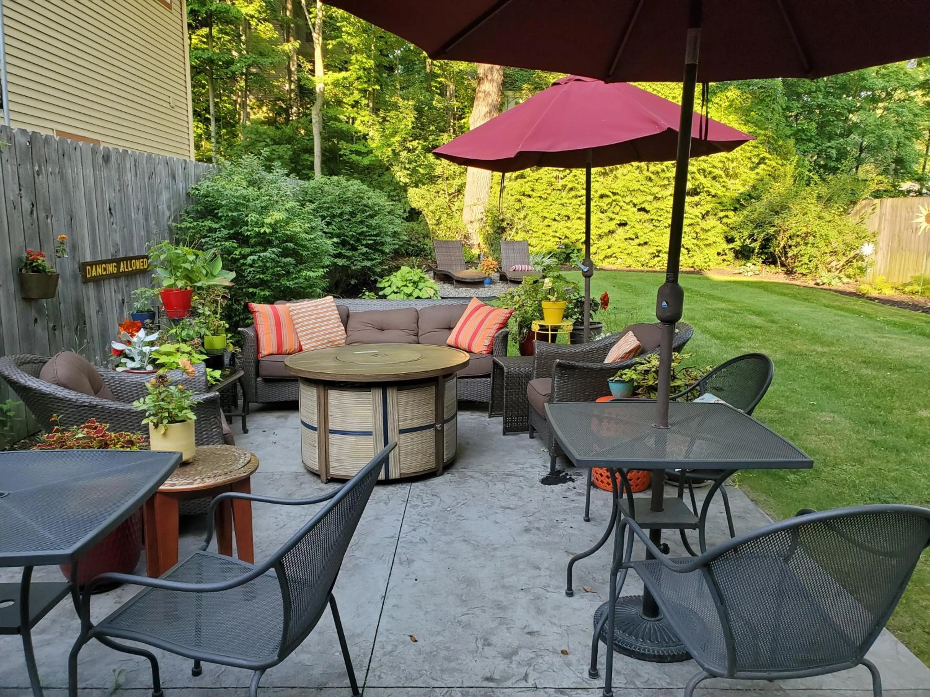Patio in Twin Oaks Inn