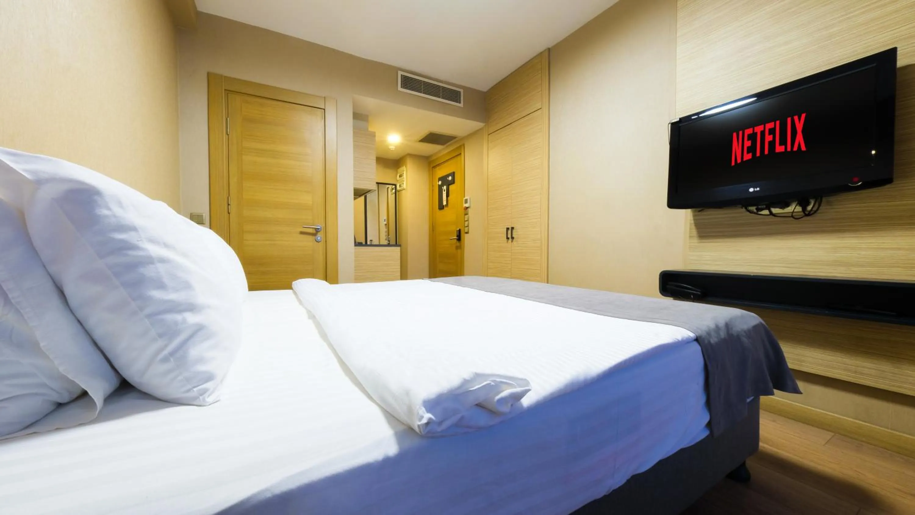 Photo of the whole room, Bed in Endless Comfort Hotel Taksim