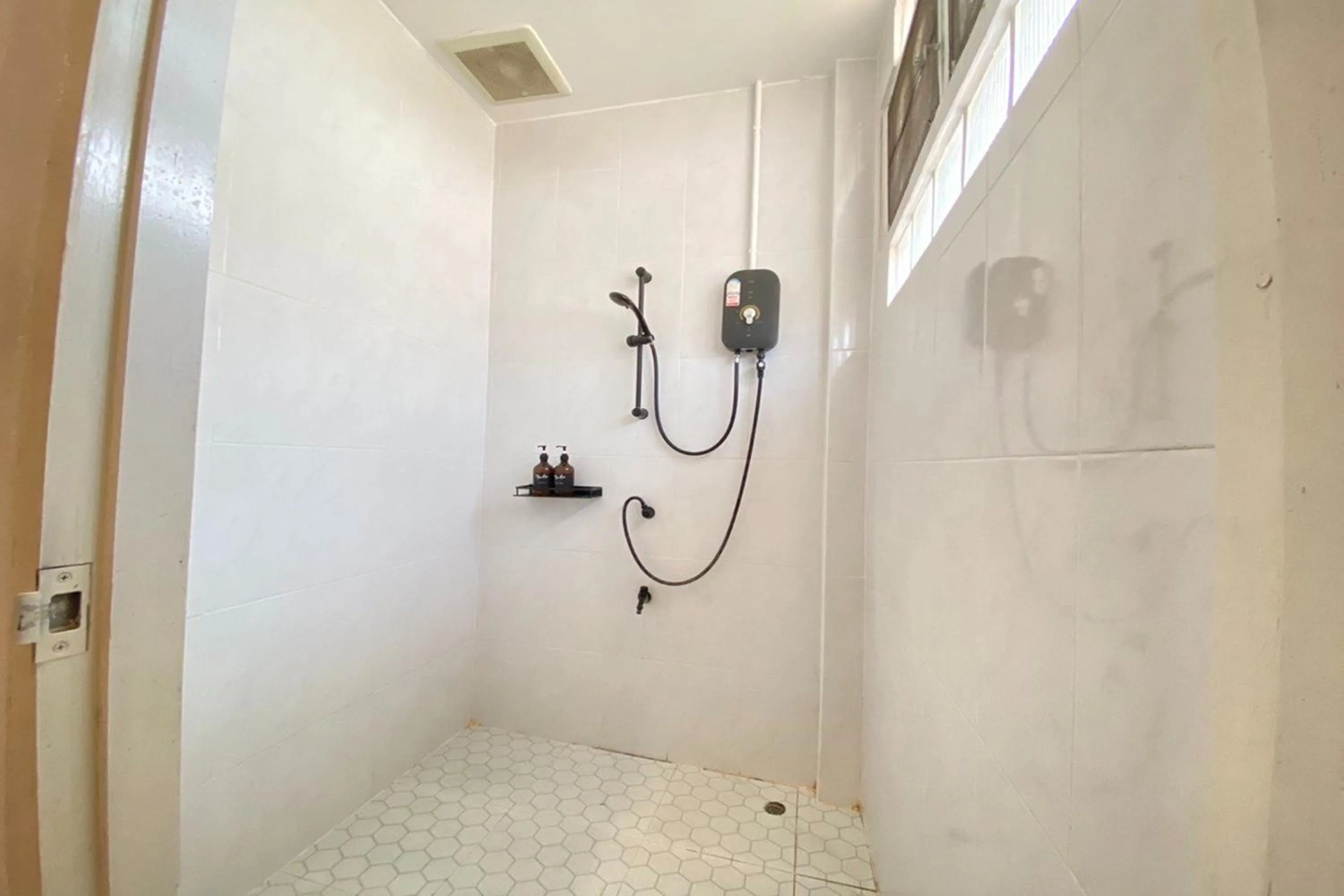 Bathroom in Yindee Travellers Lodge