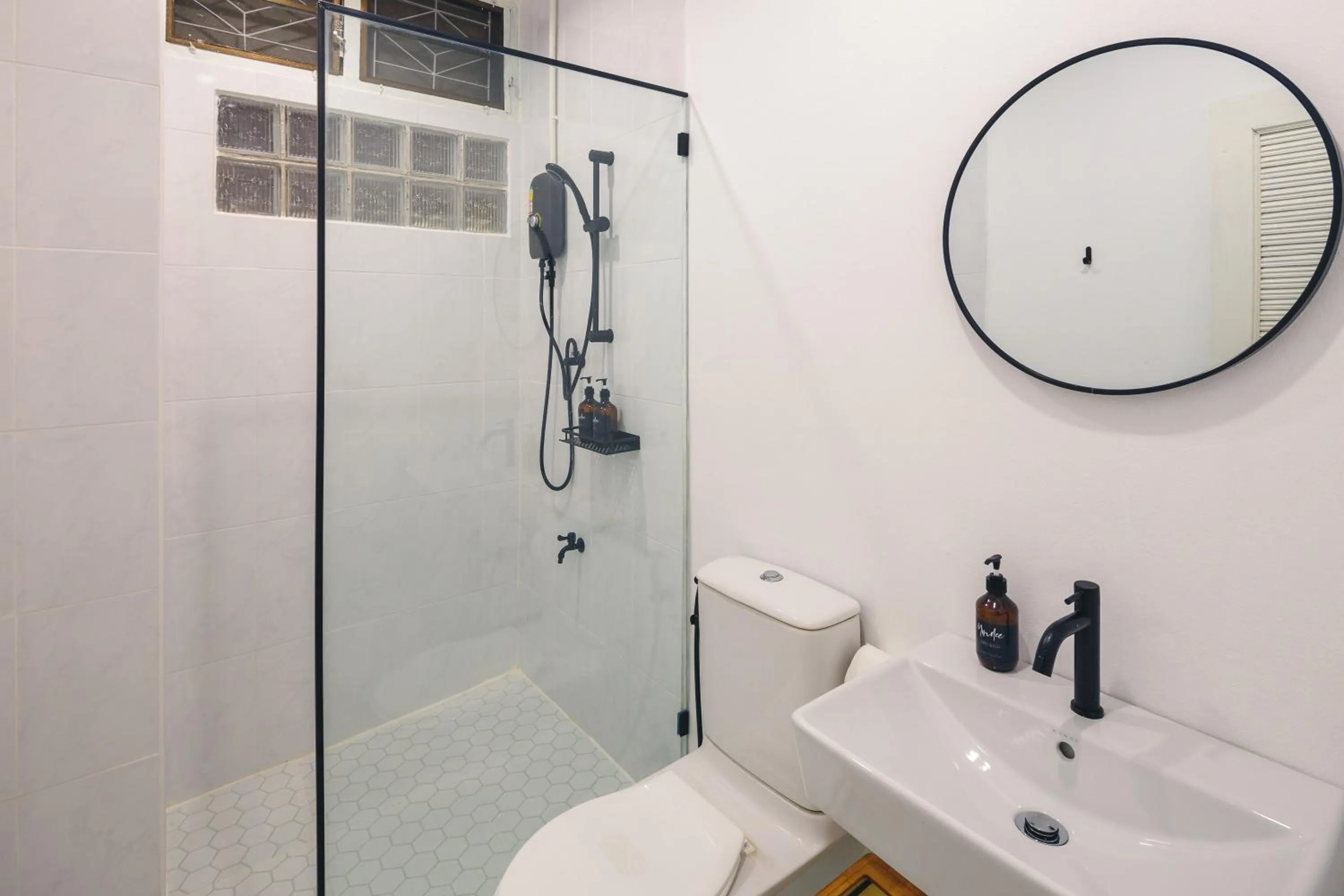 Bathroom in Yindee Travellers Lodge